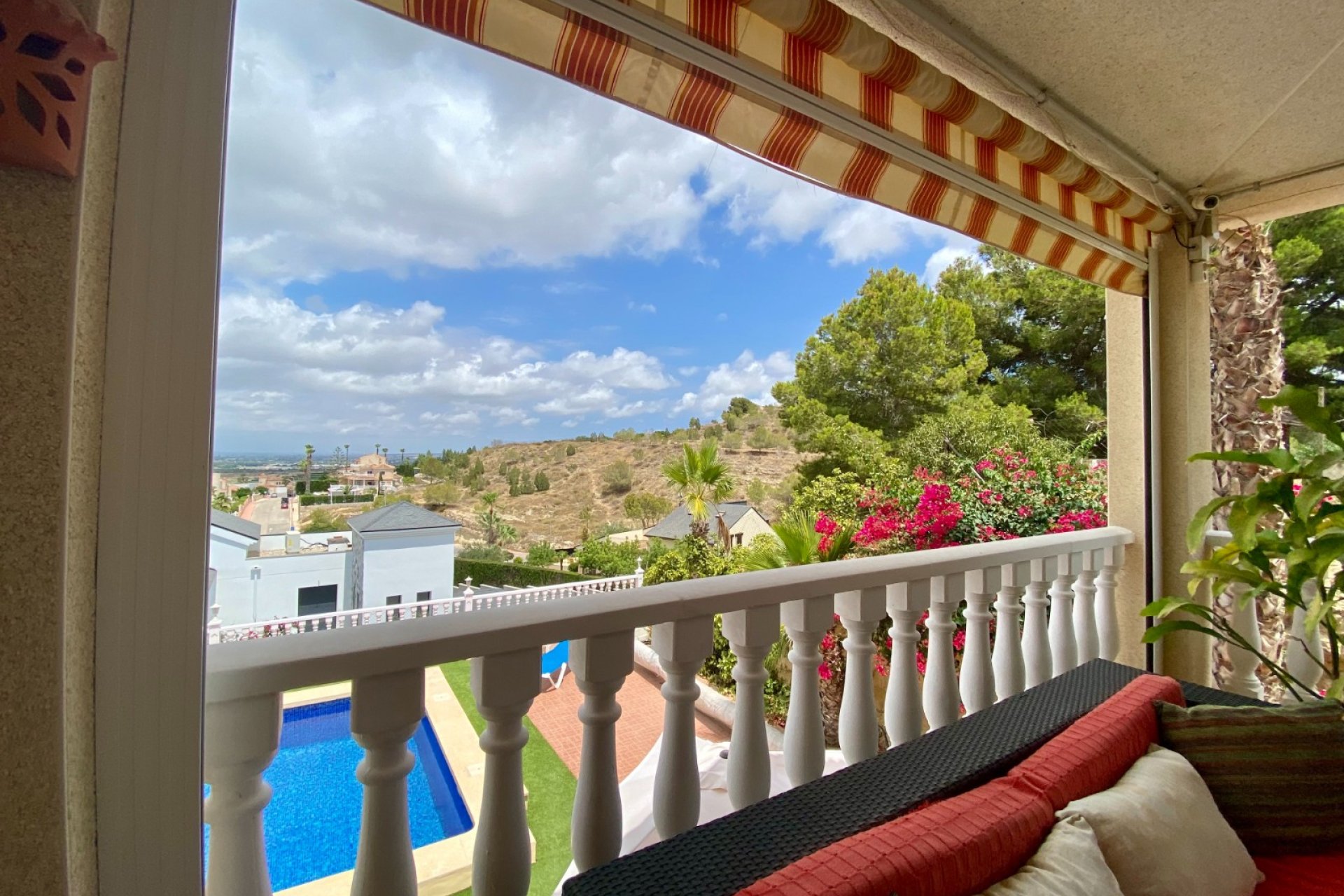 Amplia villa con piscina privada y vistas panorámicas a la montaña en Algorfa﻿