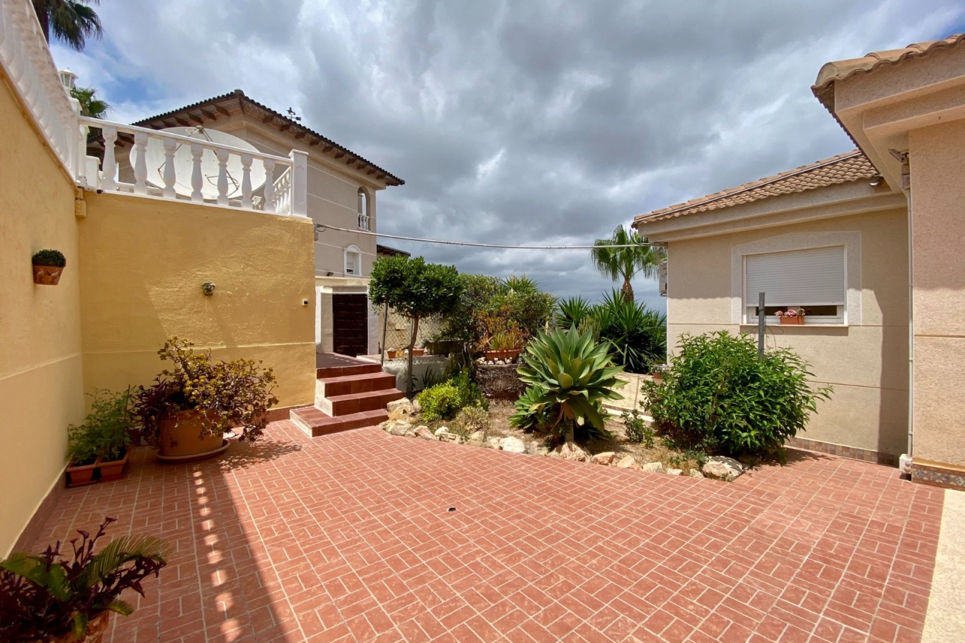 Amplia villa con piscina privada y vistas panorámicas a la montaña en Algorfa﻿