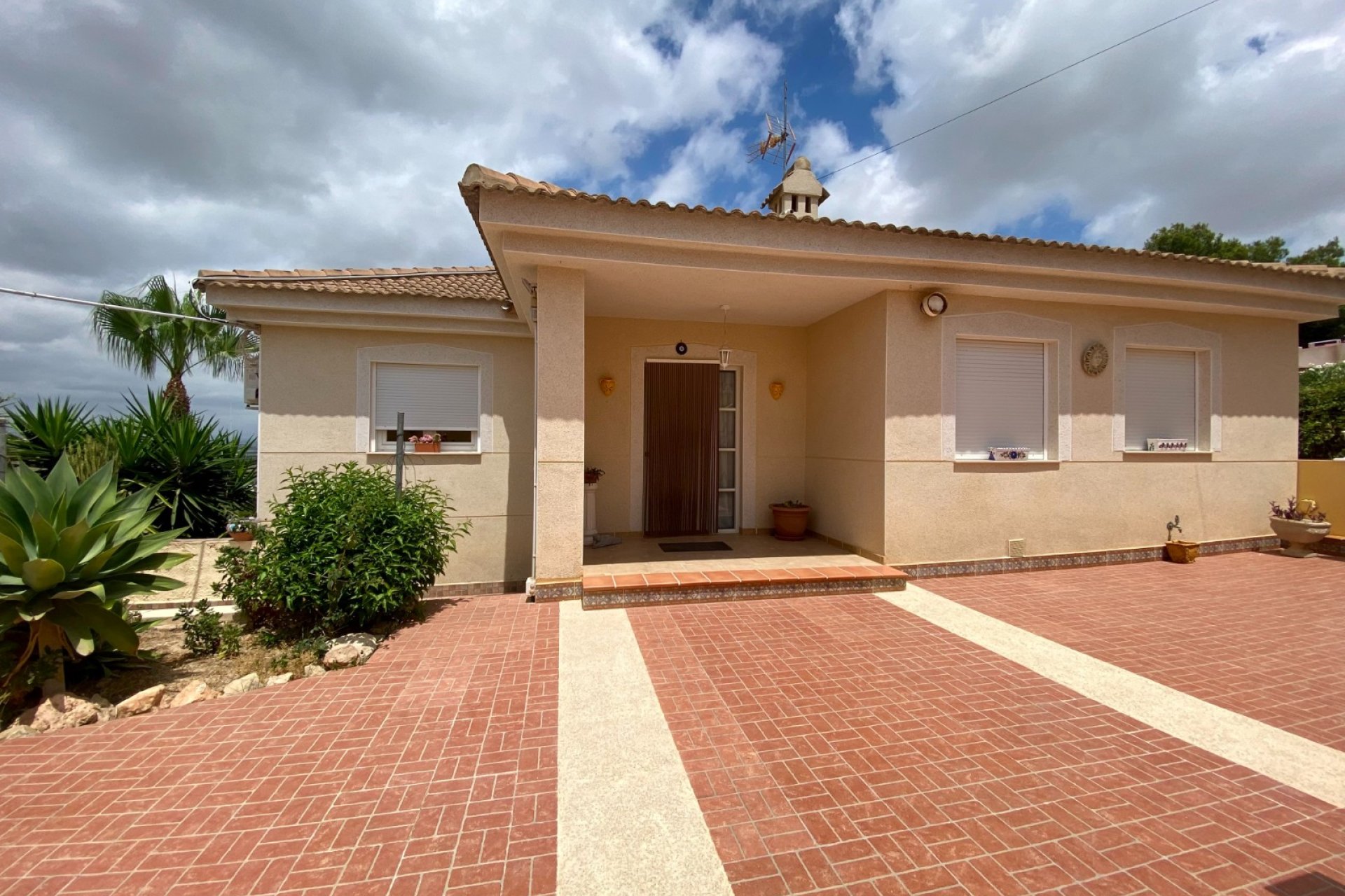 Amplia villa con piscina privada y vistas panorámicas a la montaña en Algorfa﻿