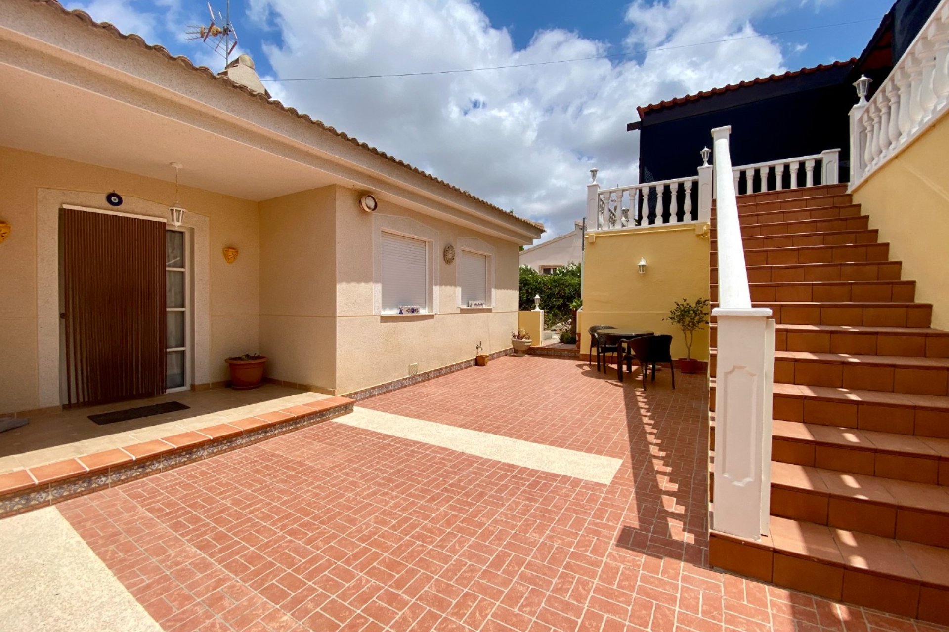 Amplia villa con piscina privada y vistas panorámicas a la montaña en Algorfa﻿