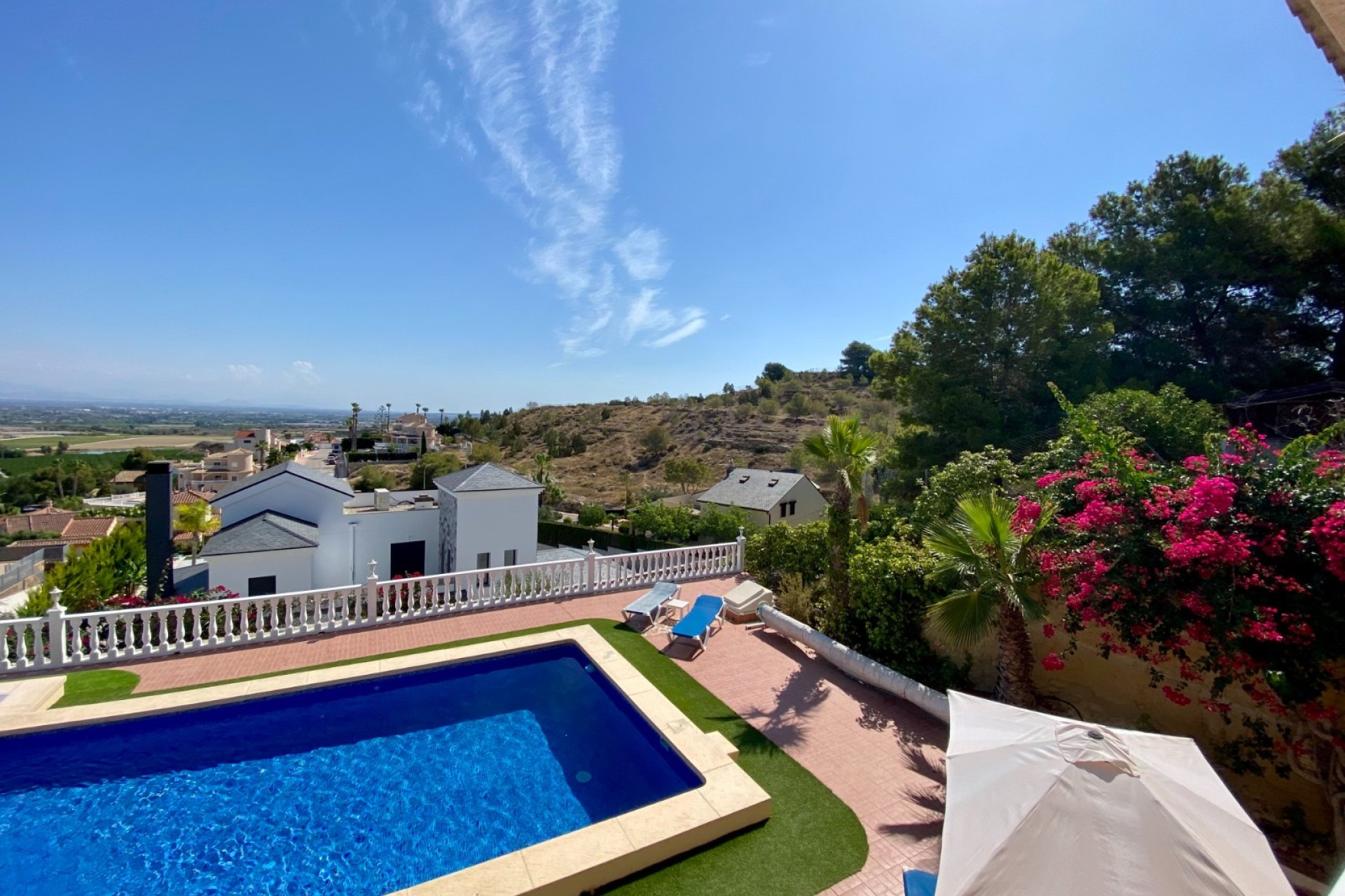 Amplia villa con piscina privada y vistas panorámicas a la montaña en Algorfa﻿