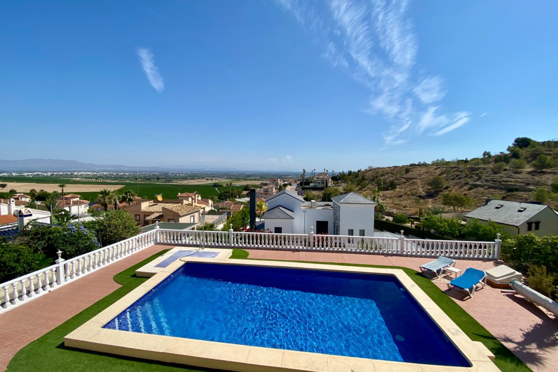 Amplia villa con piscina privada y vistas panorámicas a la montaña en Algorfa﻿