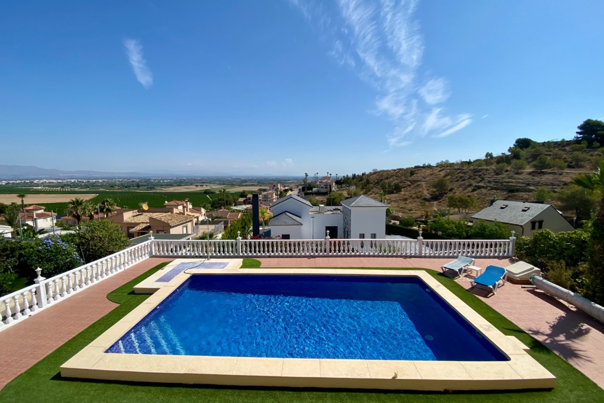 Amplia villa con piscina privada y vistas panorámicas a la montaña en Algorfa﻿