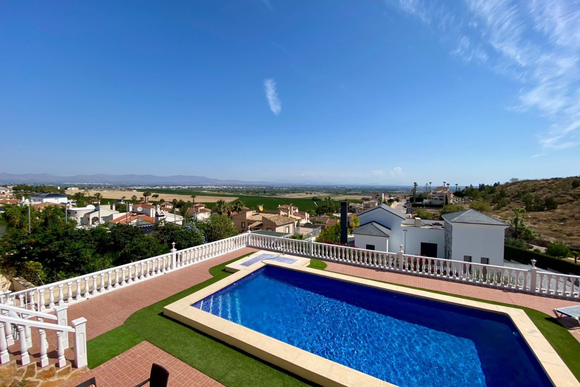 Amplia villa con piscina privada y vistas panorámicas a la montaña en Algorfa﻿