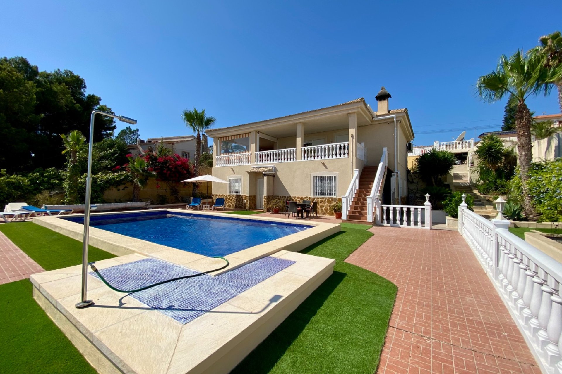 Amplia villa con piscina privada y vistas panorámicas a la montaña en Algorfa﻿