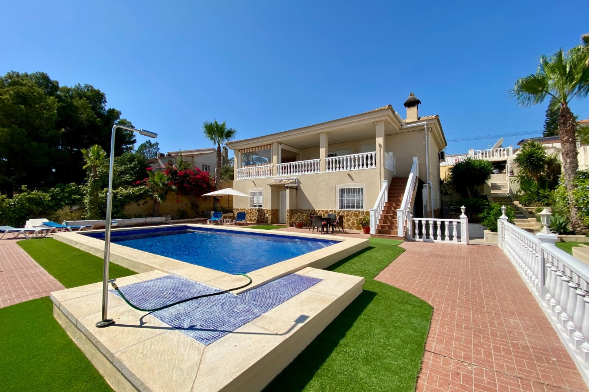 Amplia villa con piscina privada y vistas panorámicas a la montaña en Algorfa﻿