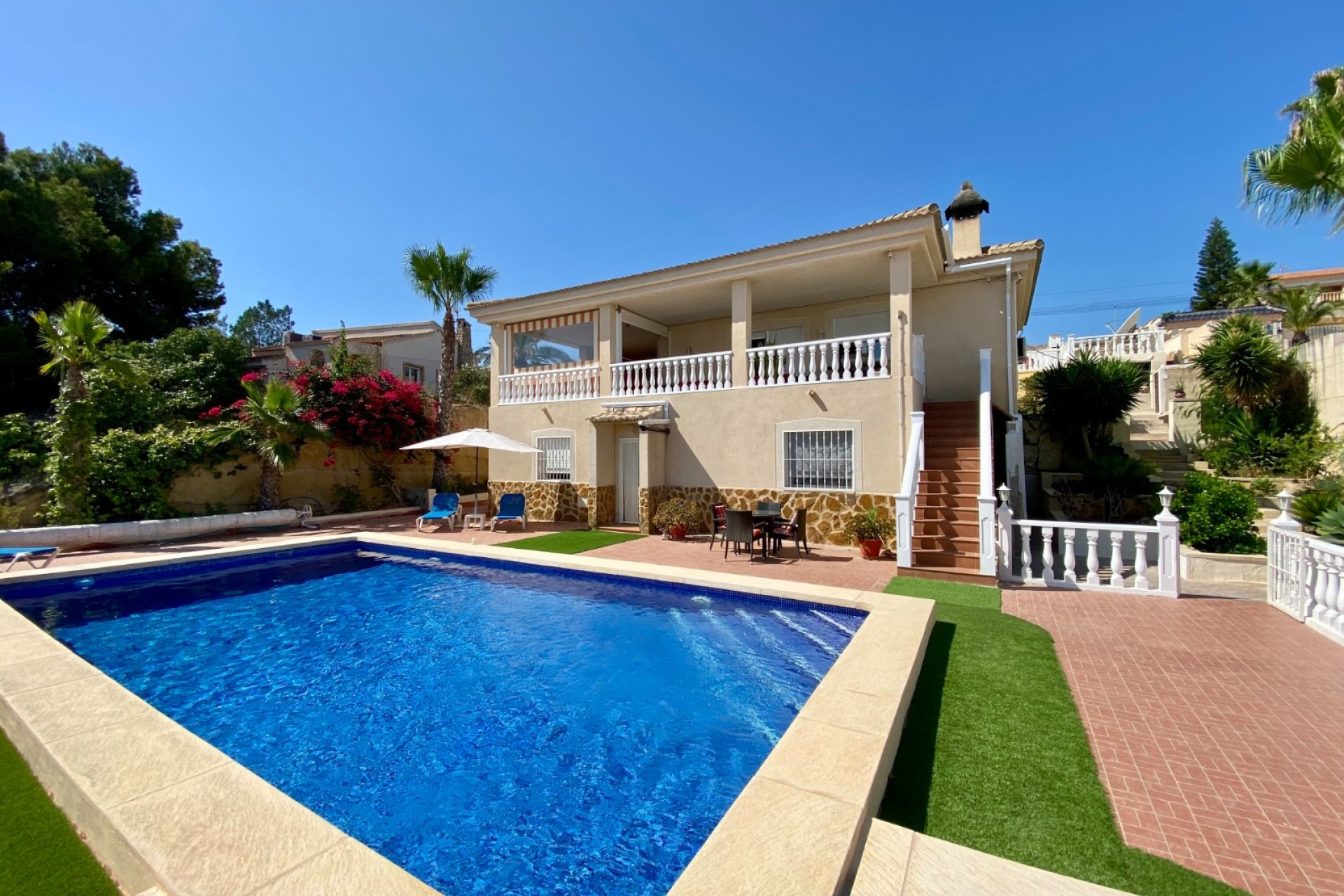 Amplia villa con piscina privada y vistas panorámicas a la montaña en Algorfa﻿