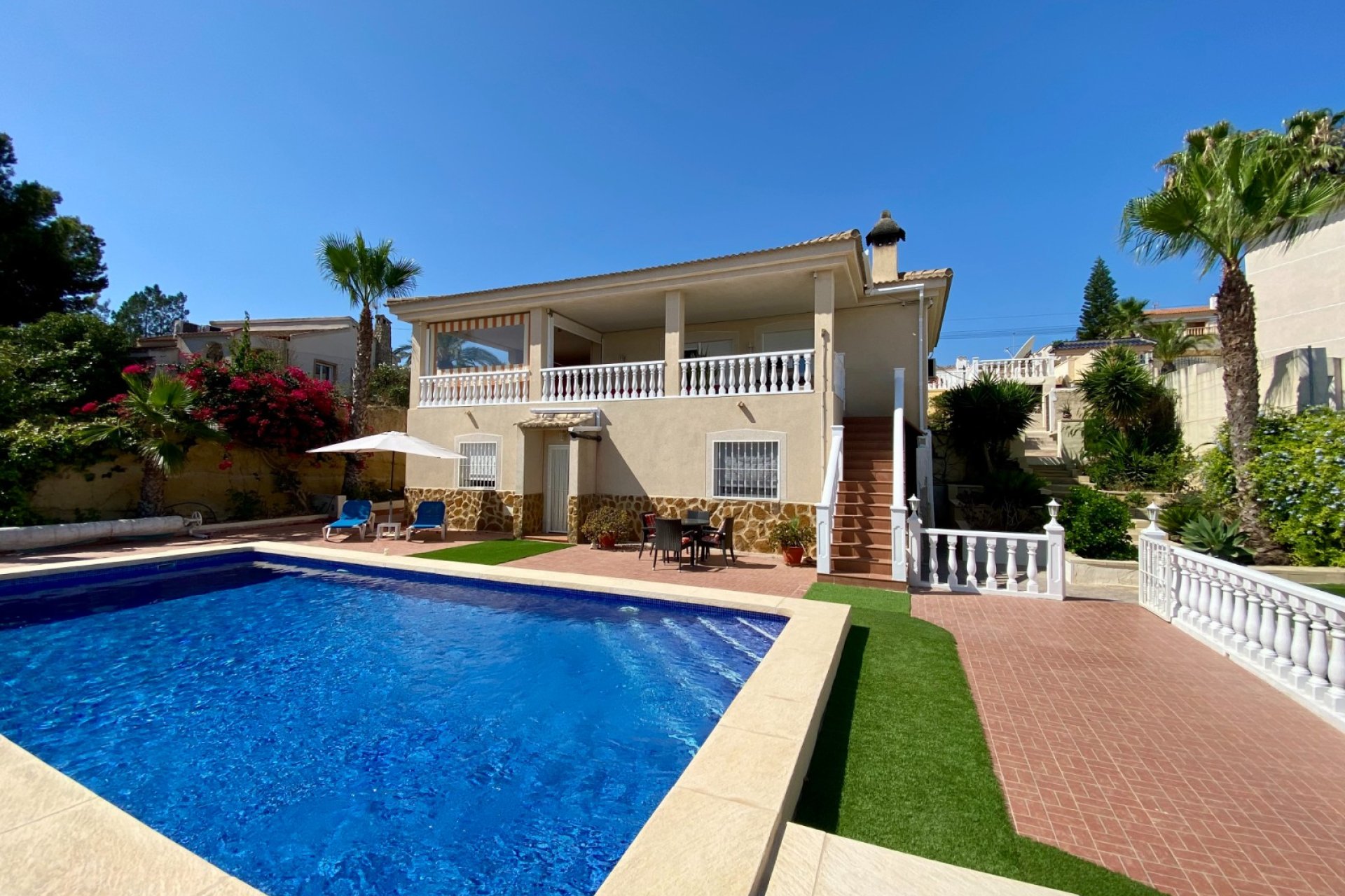 Amplia villa con piscina privada y vistas panorámicas a la montaña en Algorfa﻿
