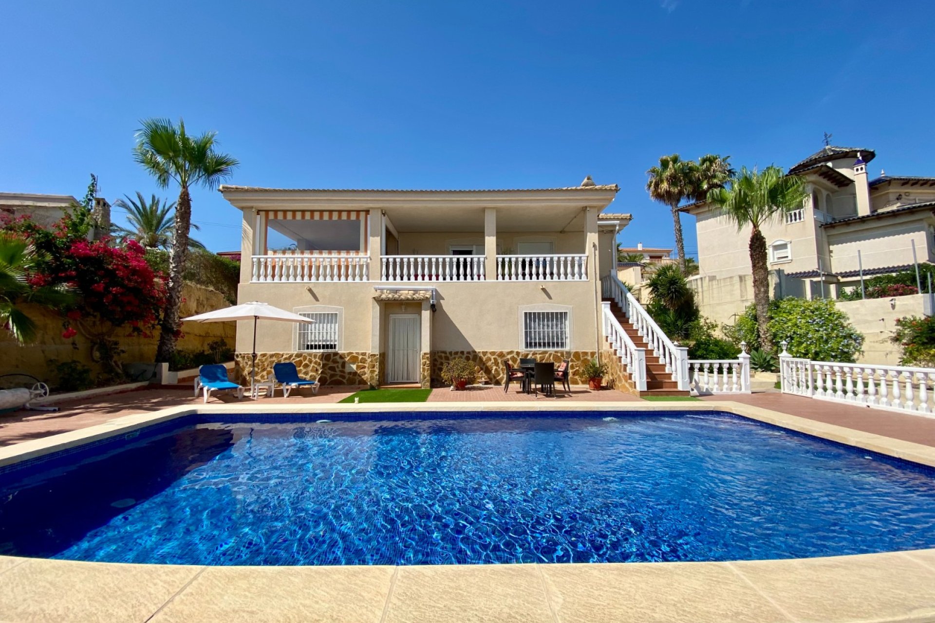 Amplia villa con piscina privada y vistas panorámicas a la montaña en Algorfa﻿