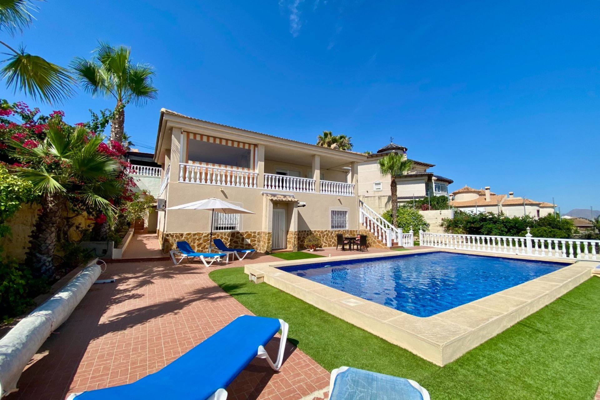 Amplia villa con piscina privada y vistas panorámicas a la montaña en Algorfa﻿