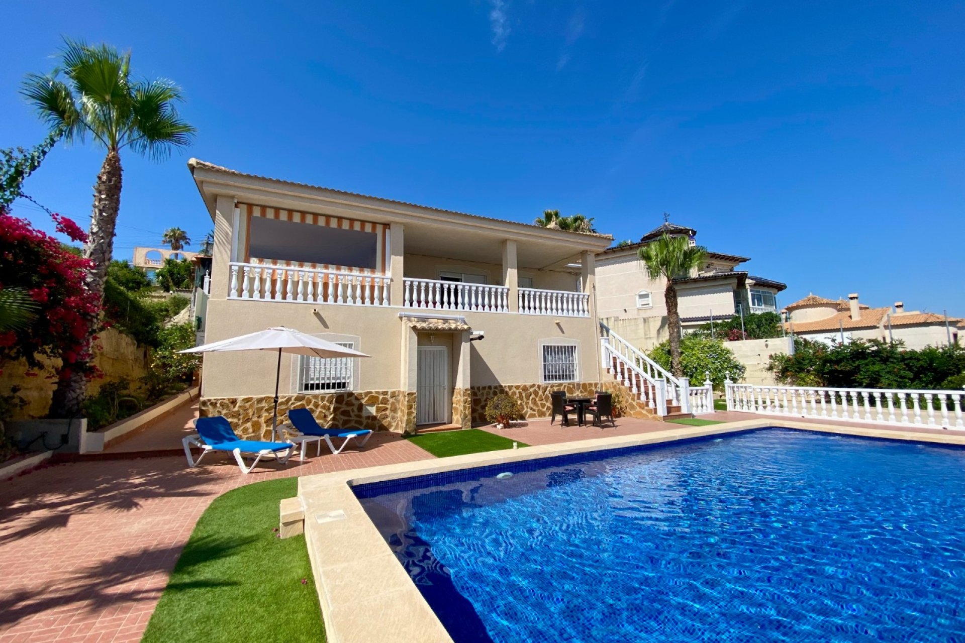 Amplia villa con piscina privada y vistas panorámicas a la montaña en Algorfa﻿