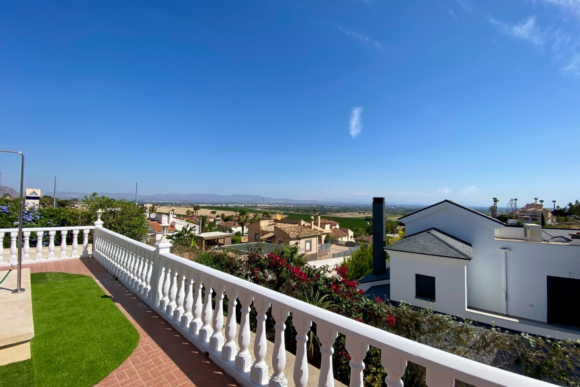 Amplia villa con piscina privada y vistas panorámicas a la montaña en Algorfa﻿