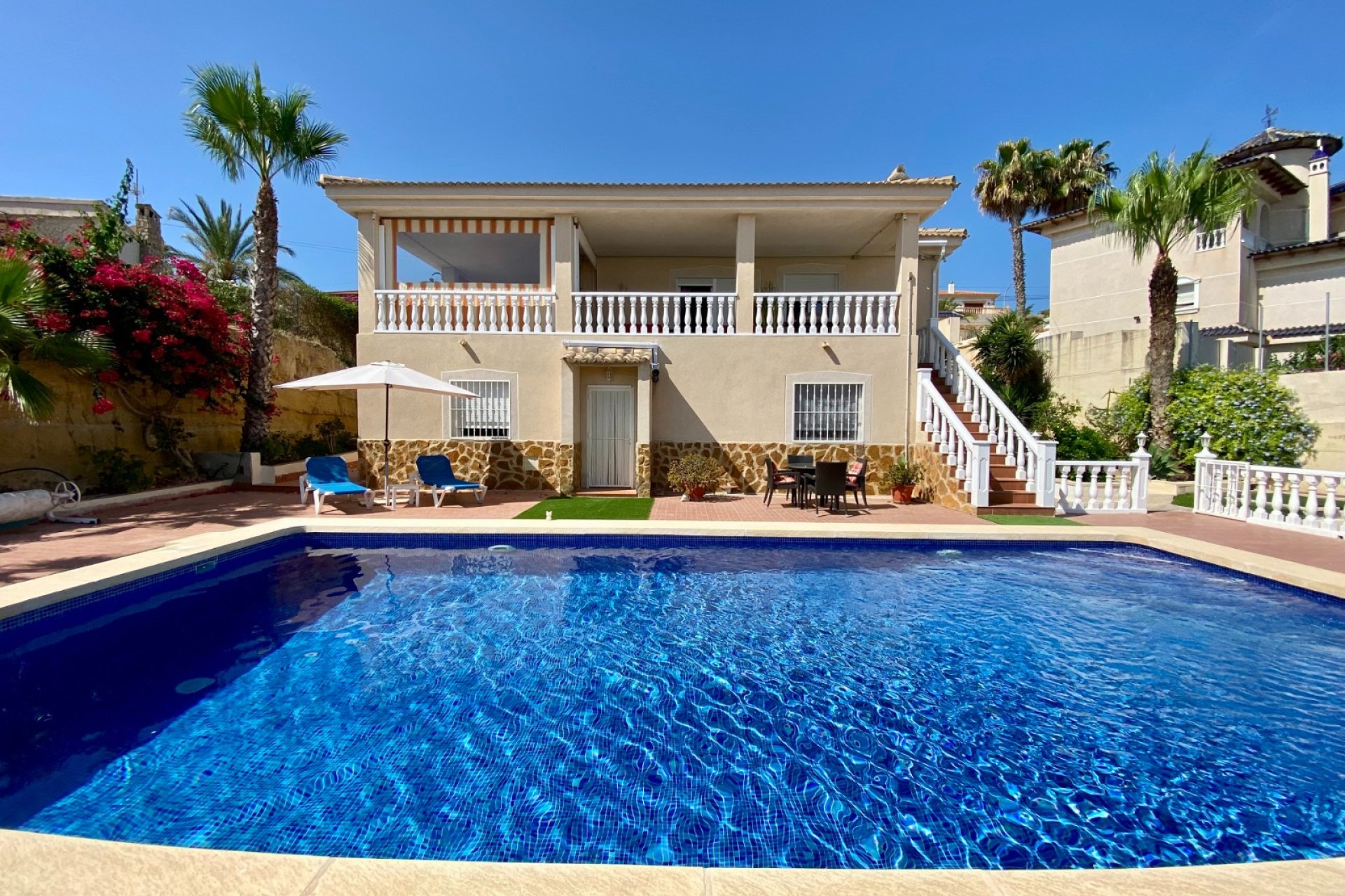 Amplia villa con piscina privada y vistas panorámicas a la montaña en Algorfa﻿
