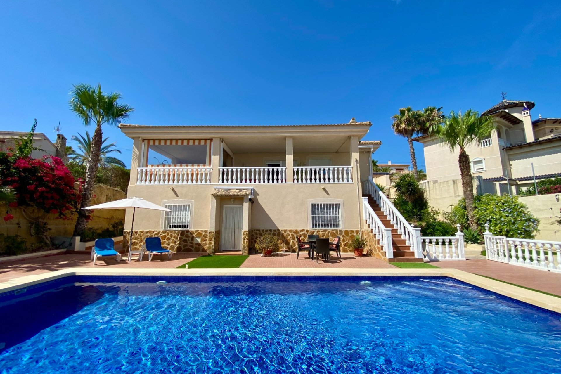 Amplia villa con piscina privada y vistas panorámicas a la montaña en Algorfa﻿