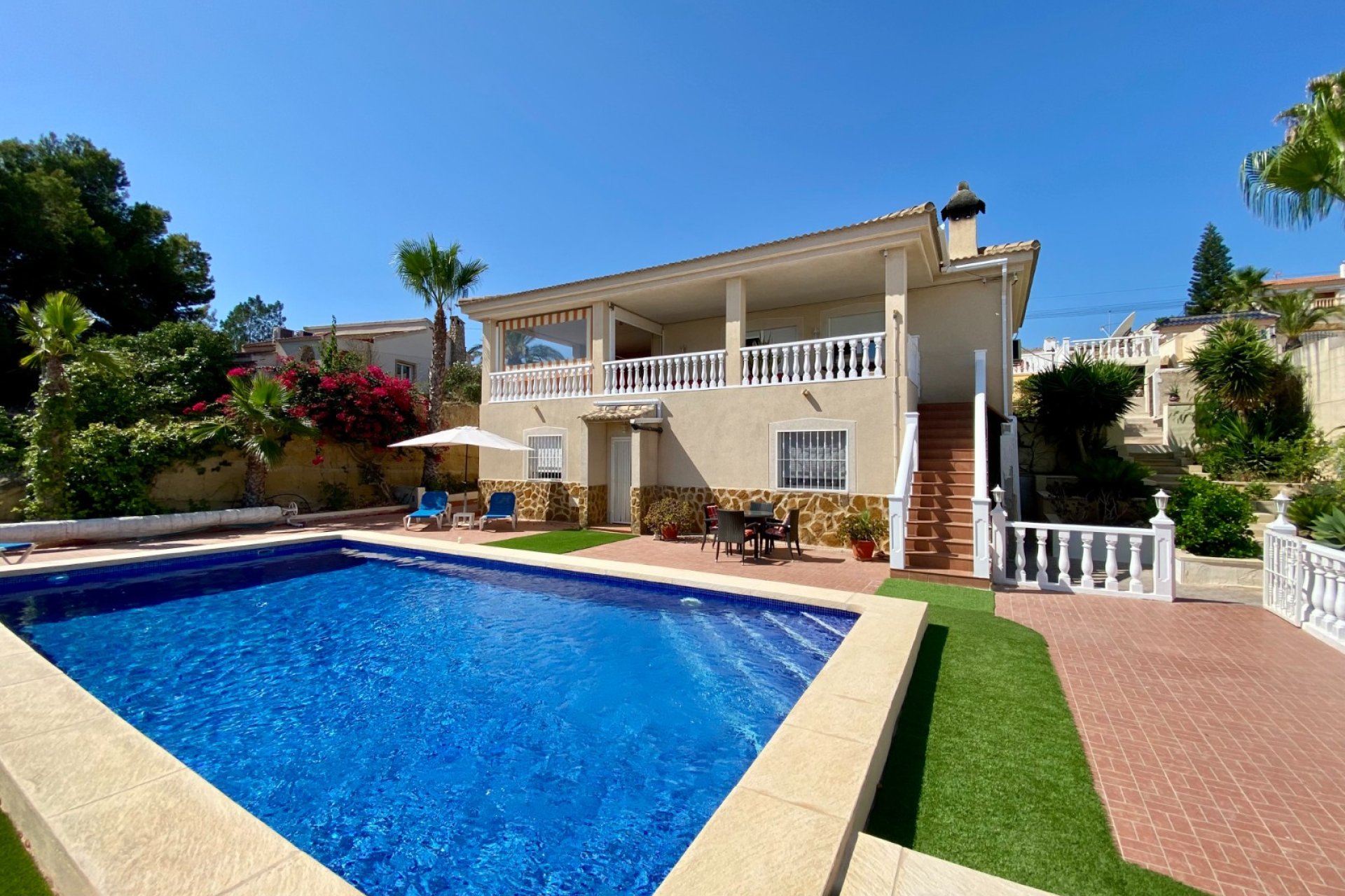 Amplia villa con piscina privada y vistas panorámicas a la montaña en Algorfa﻿
