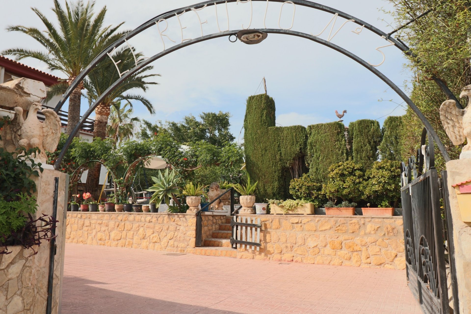 Amplia villa de lujo con vistas al mar, piscina privada y un gran jardín en La Nucía