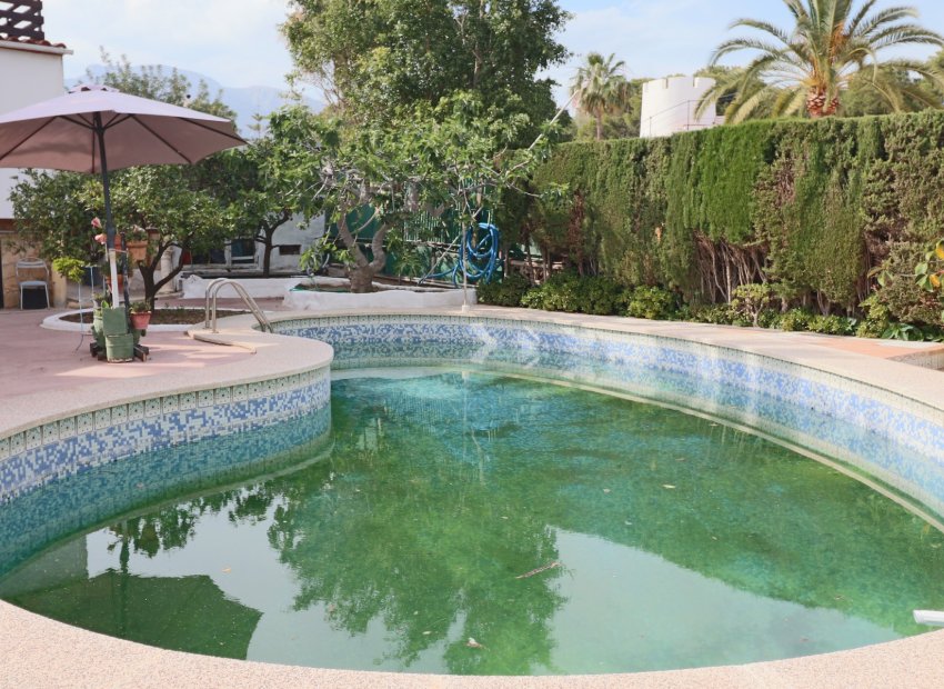 Amplia villa de lujo con vistas al mar, piscina privada y un gran jardín en La Nucía