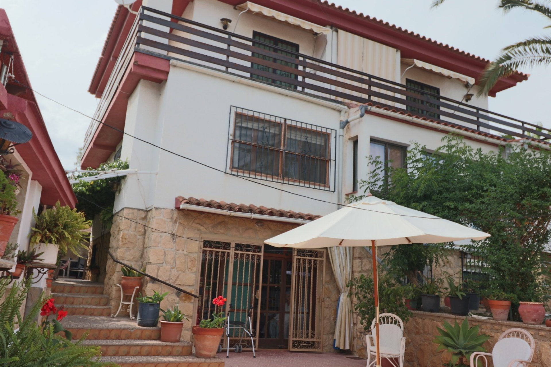 Amplia villa de lujo con vistas al mar, piscina privada y un gran jardín en La Nucía