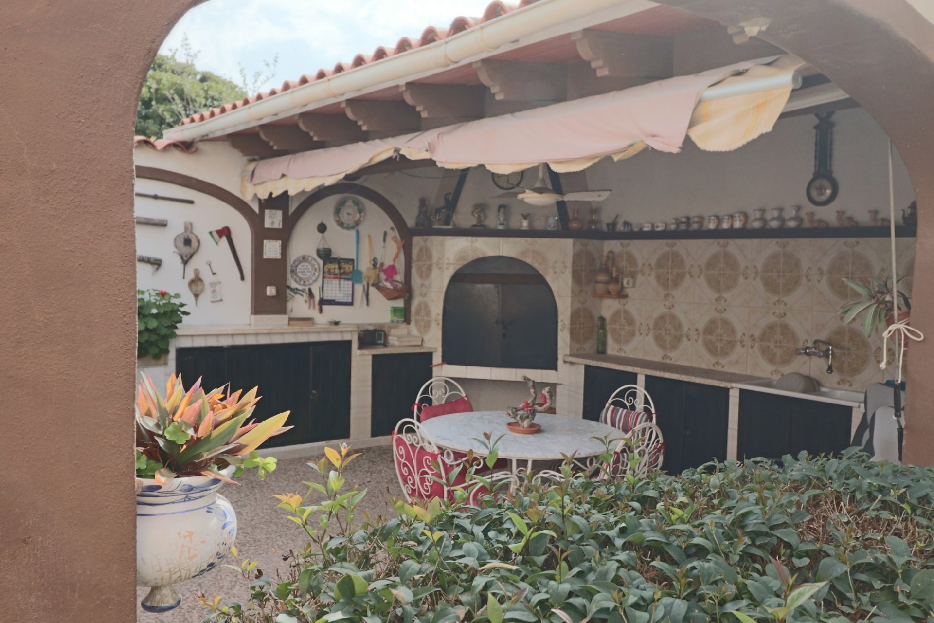 Amplia villa de lujo con vistas al mar, piscina privada y un gran jardín en La Nucía