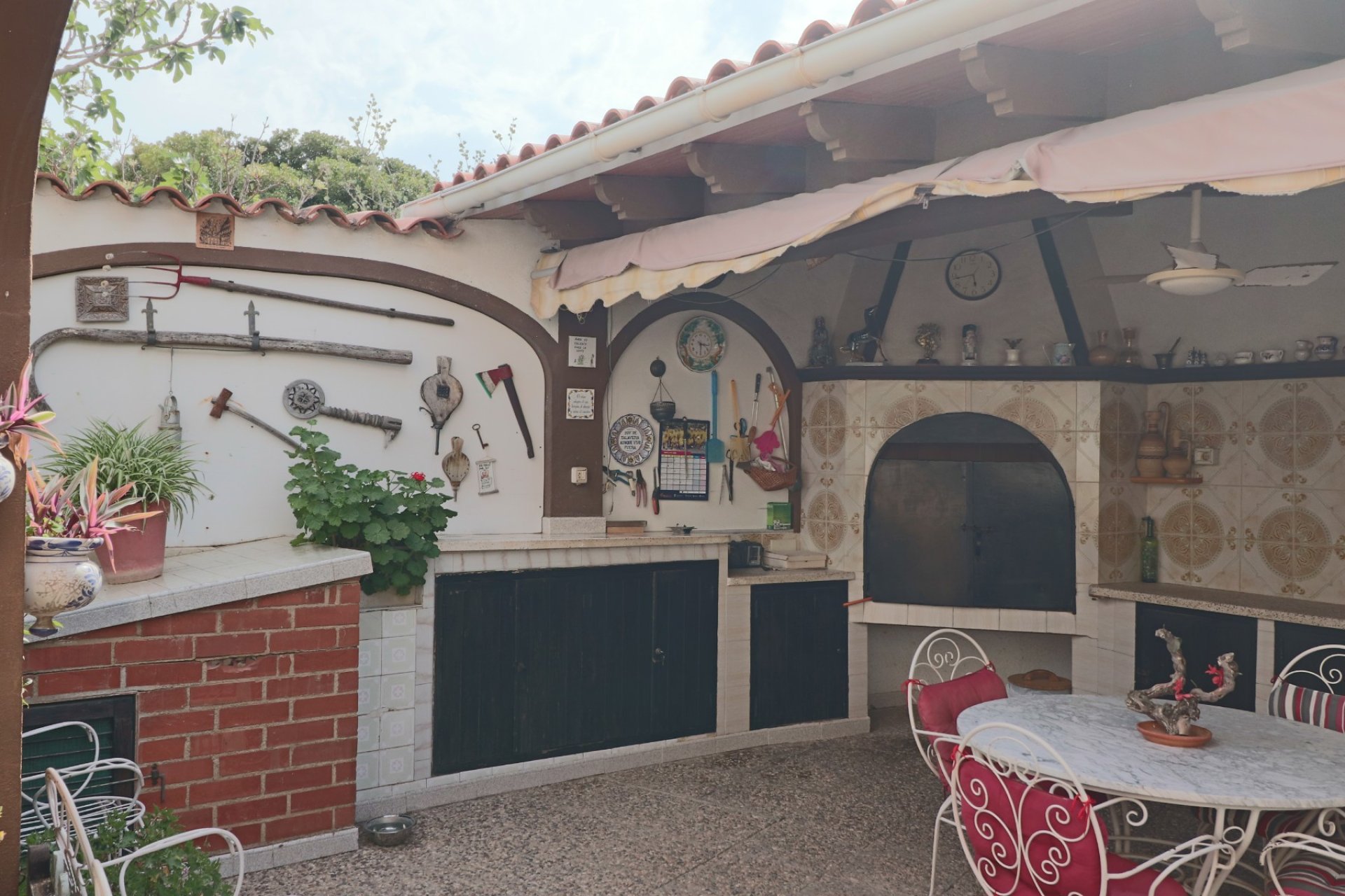 Amplia villa de lujo con vistas al mar, piscina privada y un gran jardín en La Nucía