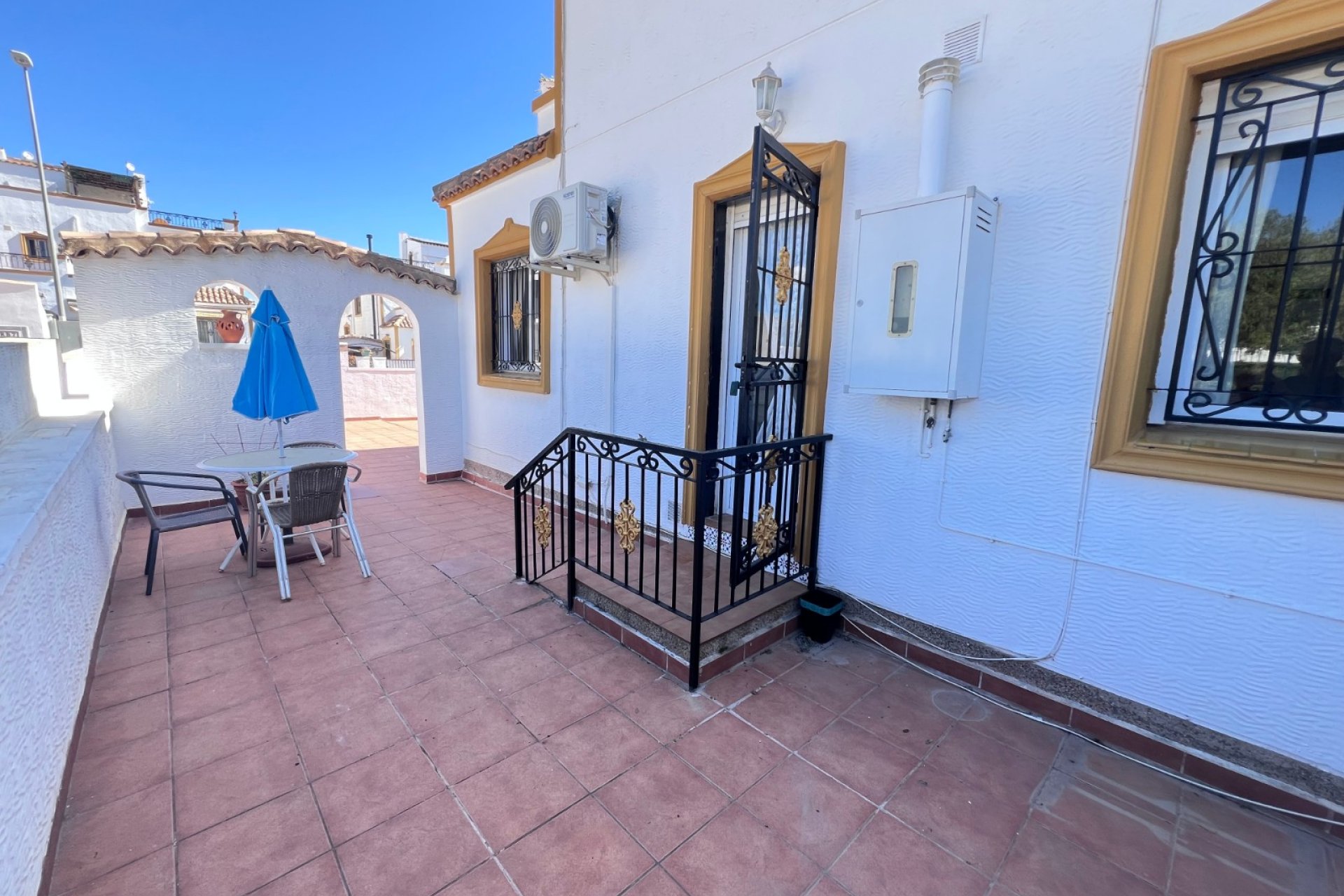 Amplia vivienda adosada con jardín, solárium y piscina cerca de Vistabella Golf, Orihuela