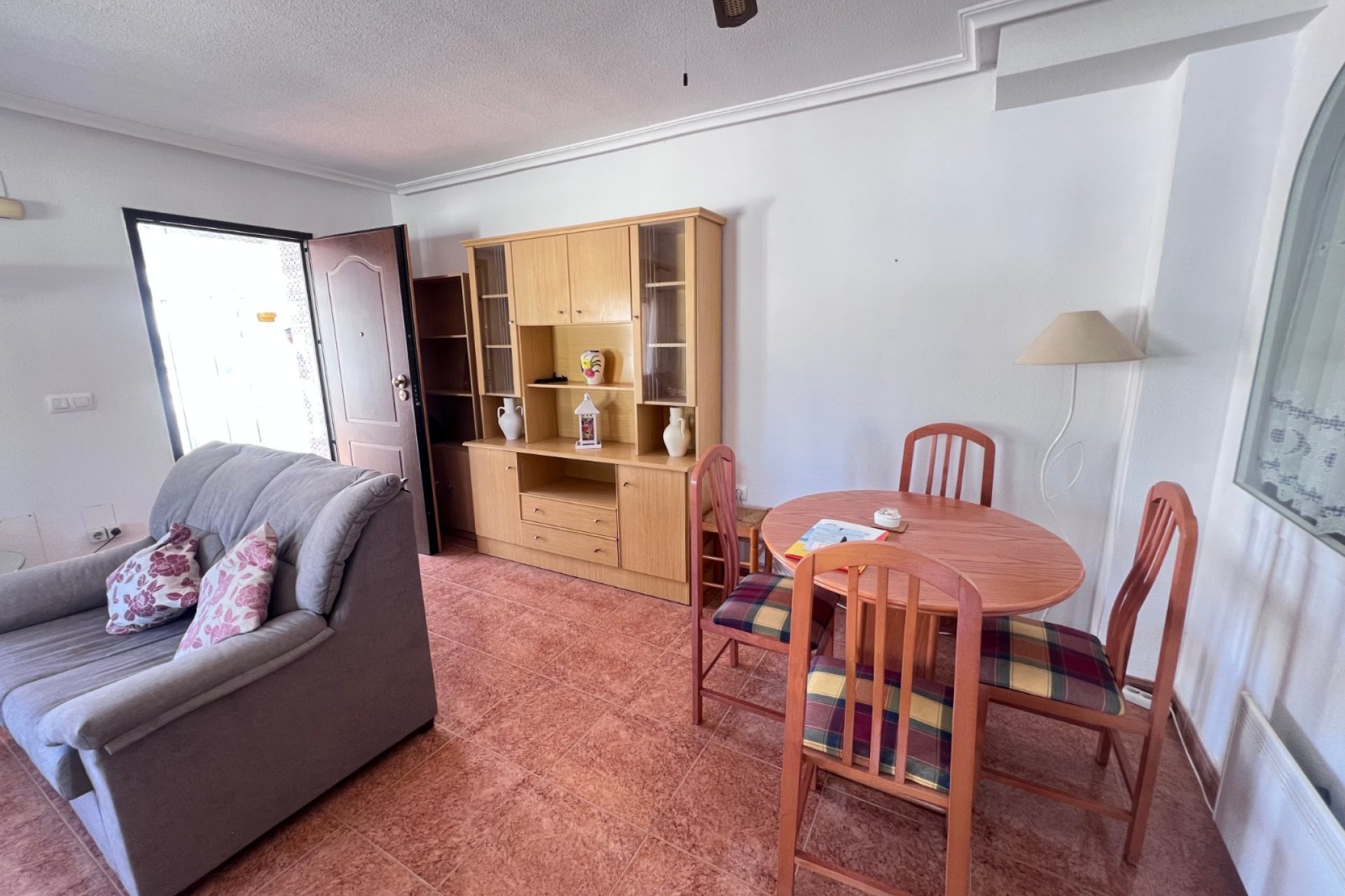 Amplia vivienda adosada con jardín, solárium y piscina cerca de Vistabella Golf, Orihuela
