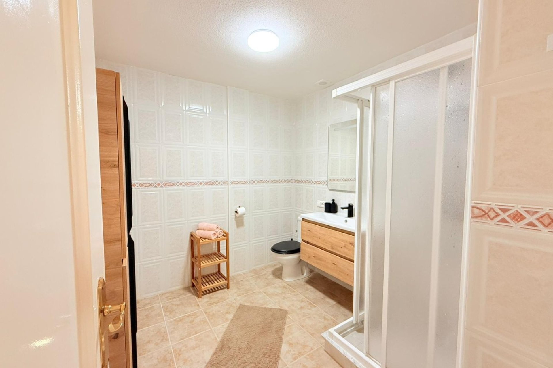 Amplia vivienda 'maite' renovada con 4 dormitorios y piscina comunitaria en Benijófar