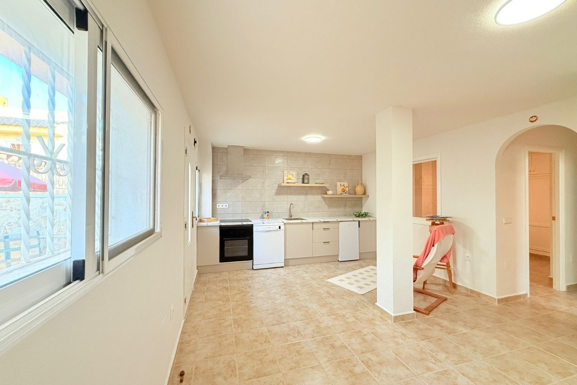 Amplia vivienda 'maite' renovada con 4 dormitorios y piscina comunitaria en Benijófar