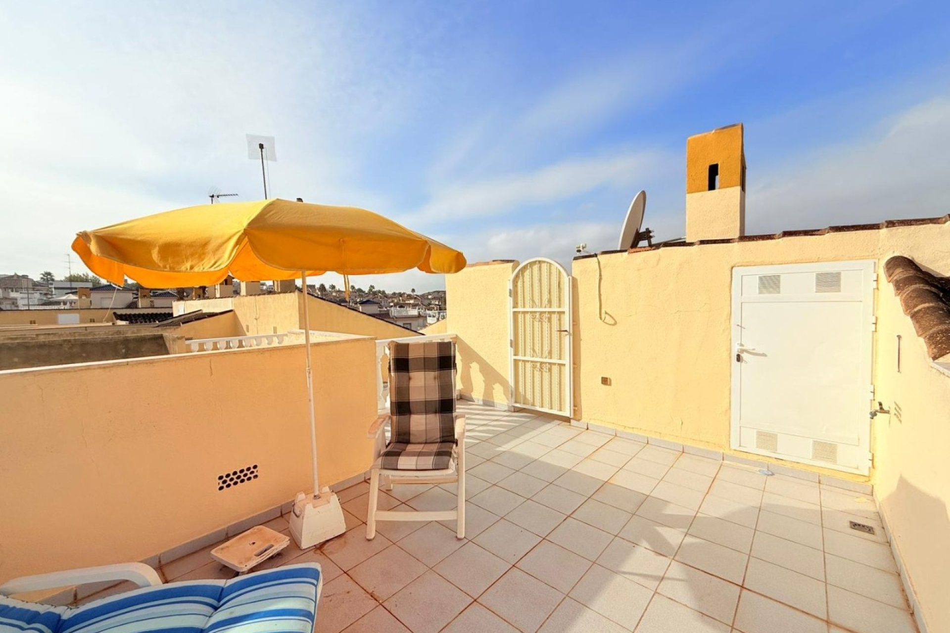 Amplia vivienda 'maite' renovada con 4 dormitorios y piscina comunitaria en Benijófar