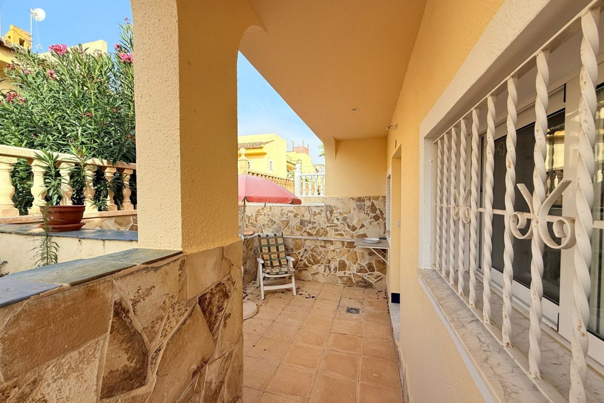 Amplia vivienda 'maite' renovada con 4 dormitorios y piscina comunitaria en Benijófar