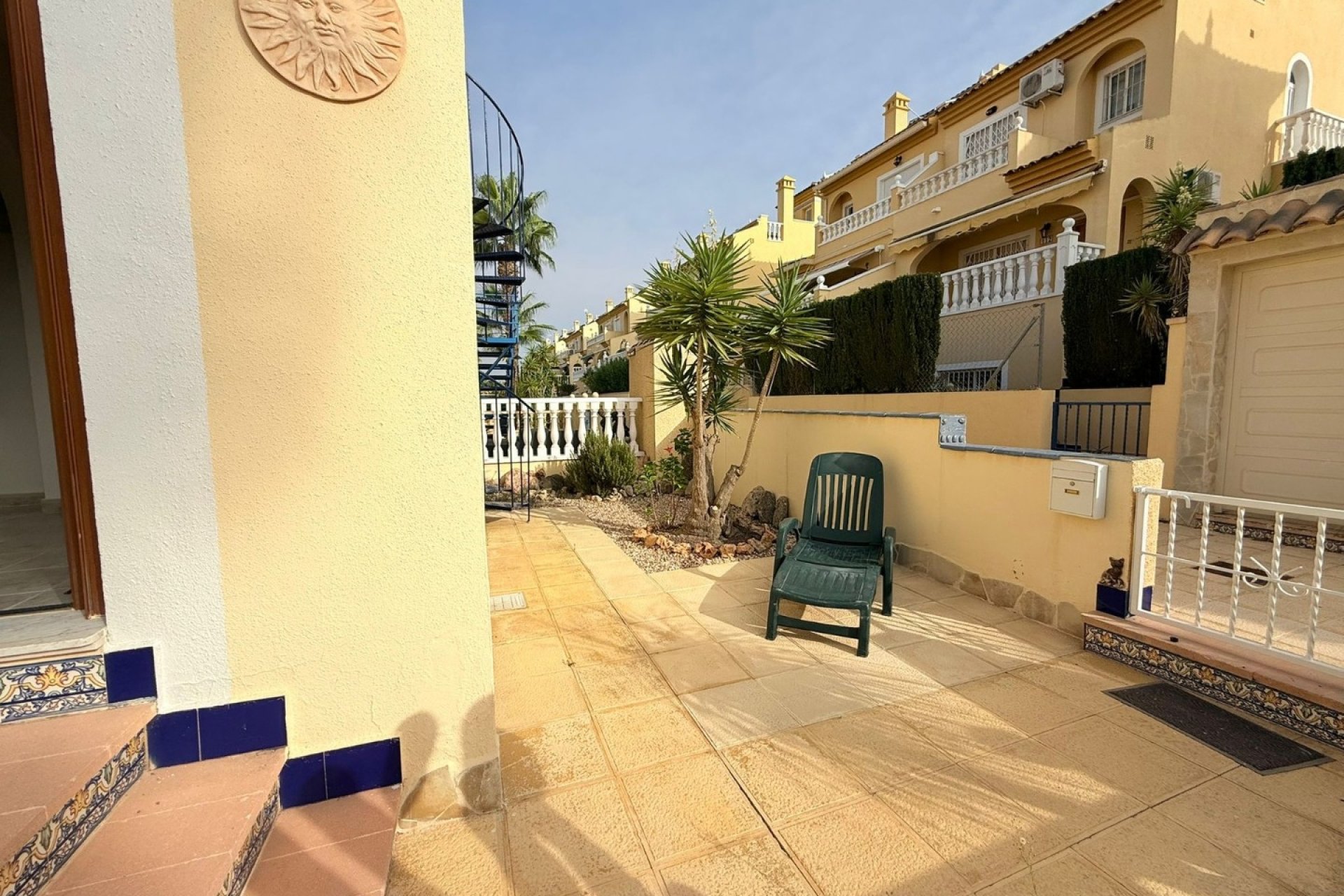 Amplia vivienda 'maite' renovada con 4 dormitorios y piscina comunitaria en Benijófar