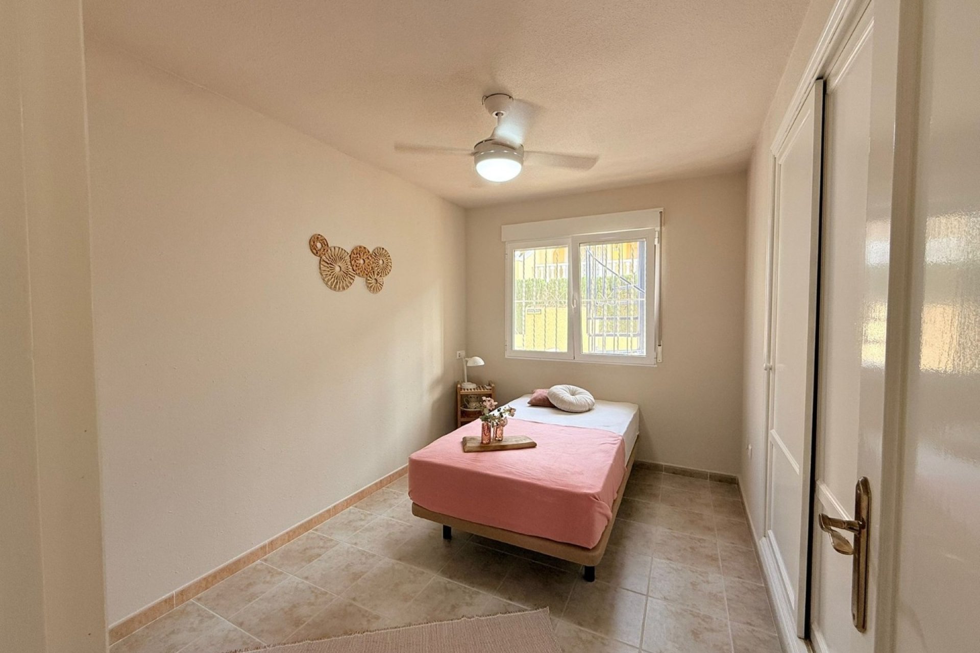 Amplia vivienda 'maite' renovada con 4 dormitorios y piscina comunitaria en Benijófar