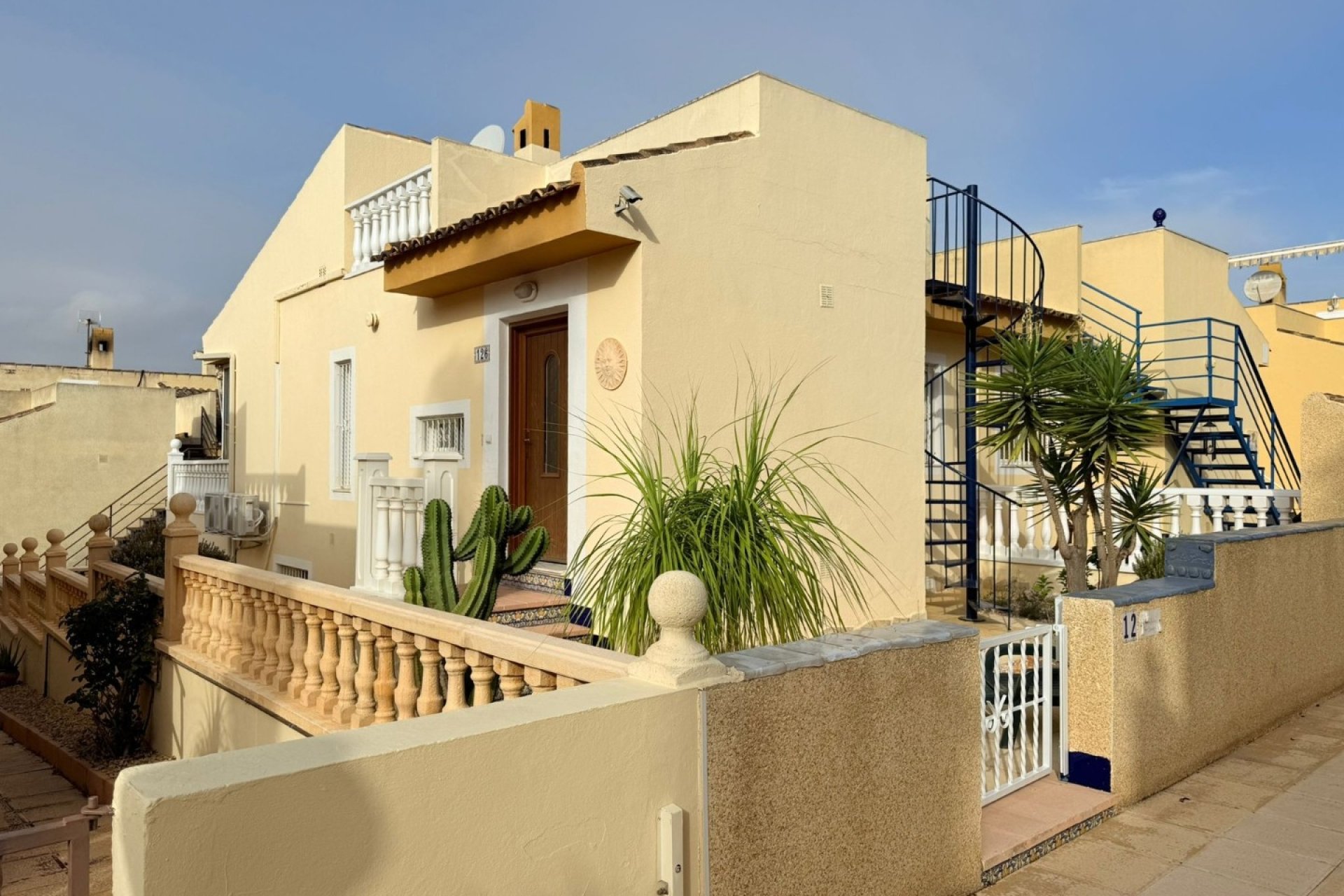 Amplia vivienda 'maite' renovada con 4 dormitorios y piscina comunitaria en Benijófar