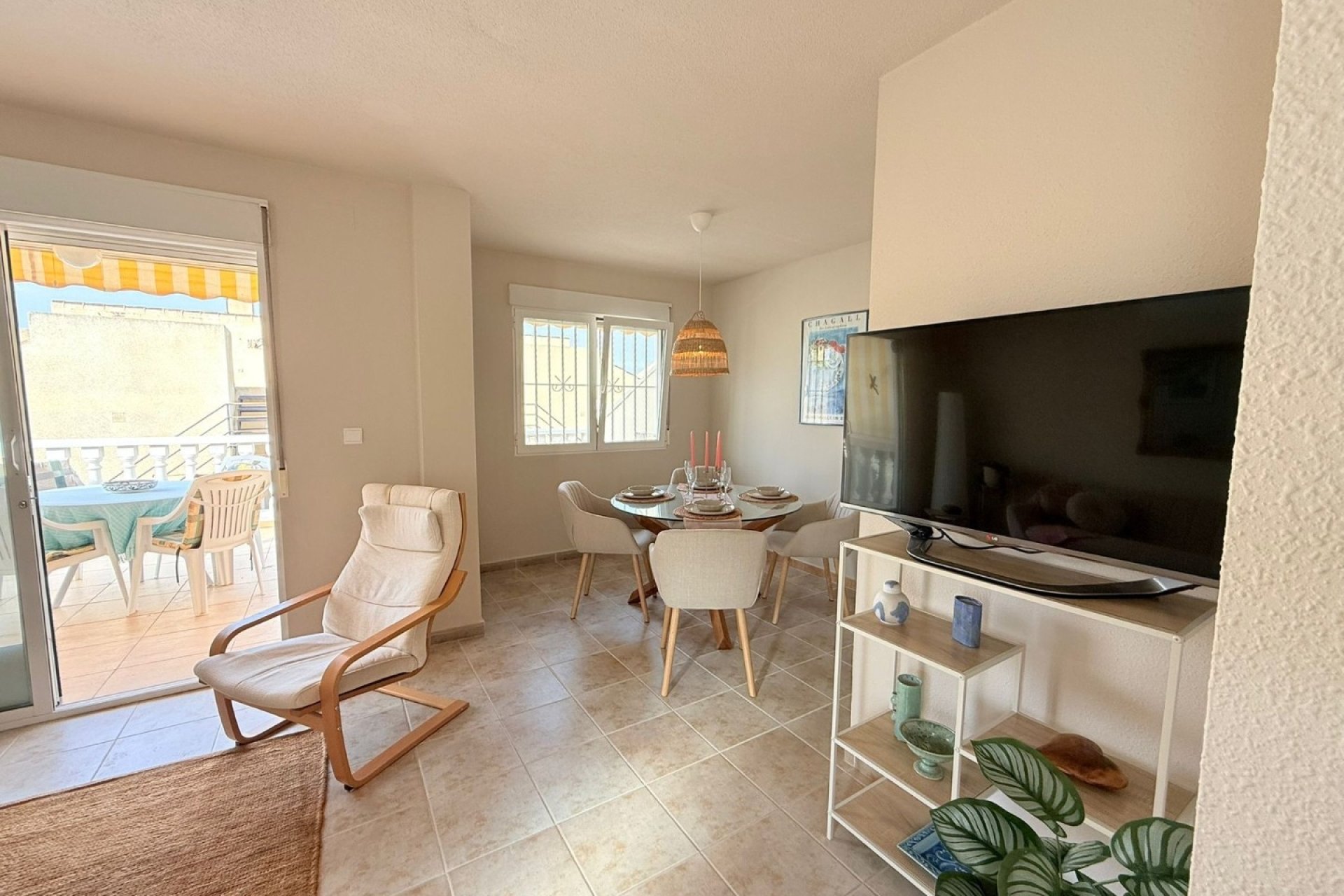 Amplia vivienda 'maite' renovada con 4 dormitorios y piscina comunitaria en Benijófar