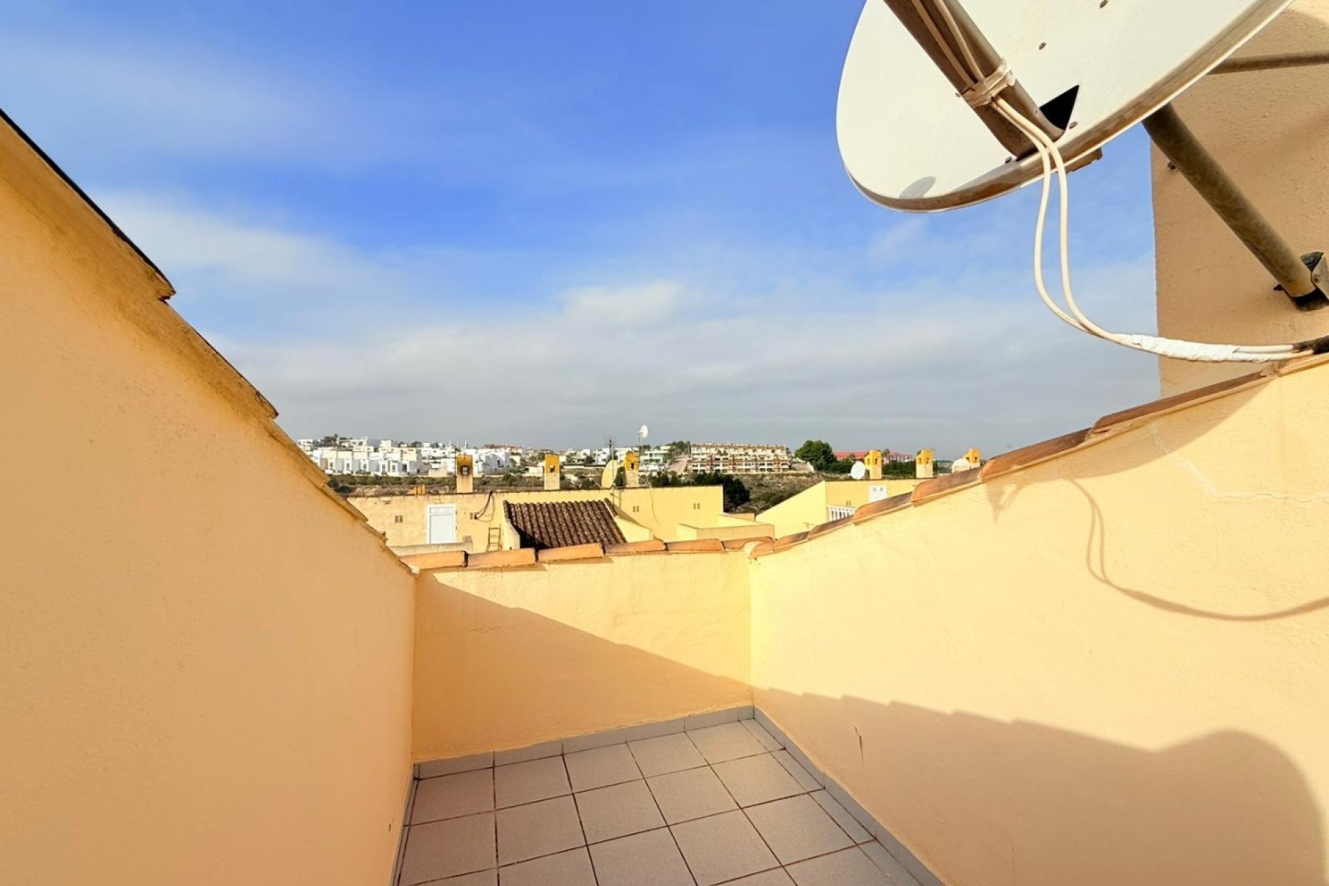 Amplia vivienda 'maite' renovada con 4 dormitorios y piscina comunitaria en Benijófar