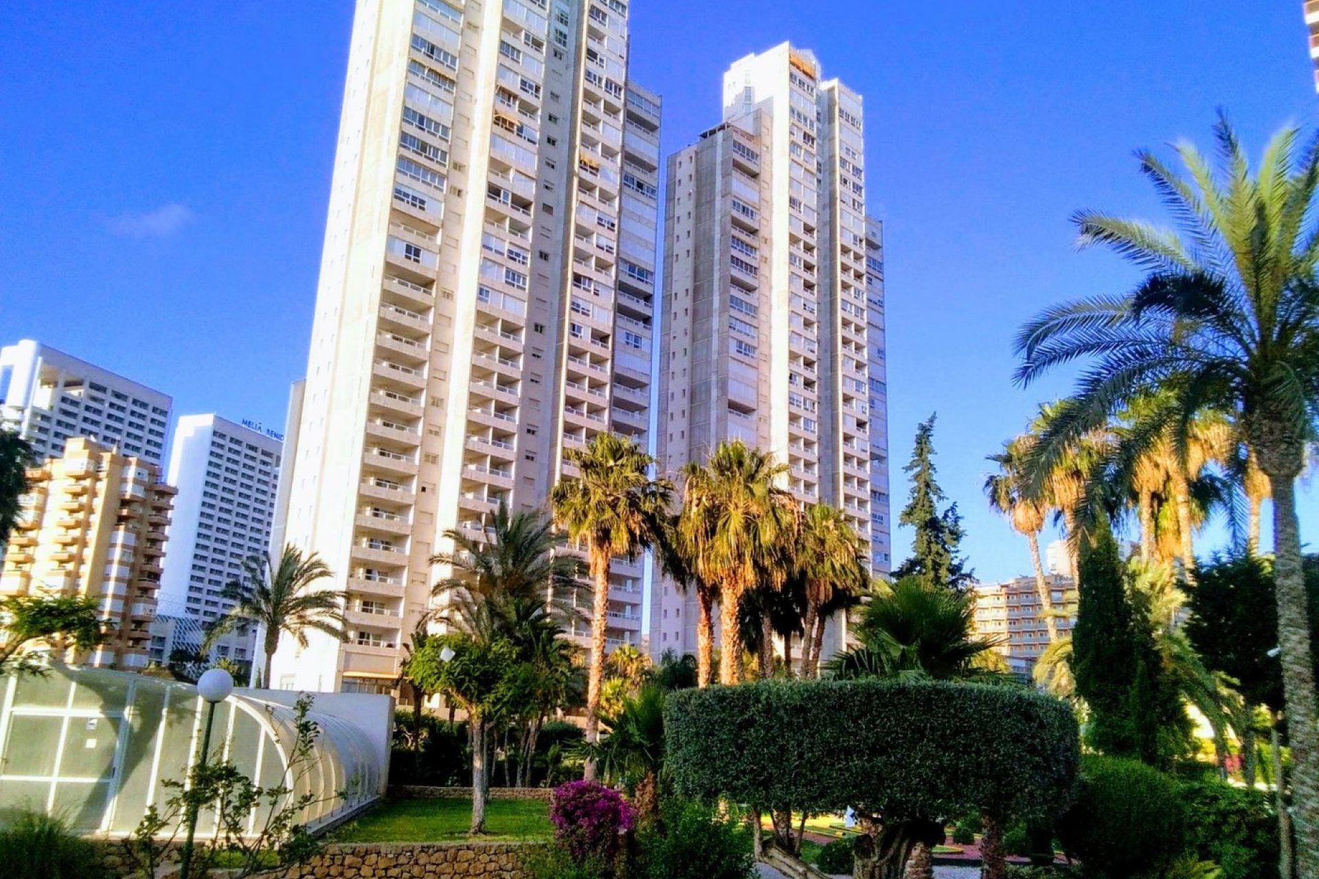 Amplio apartamento con vistas al mar y lujosas comodidades en Benidorm, Rincón de Loix
