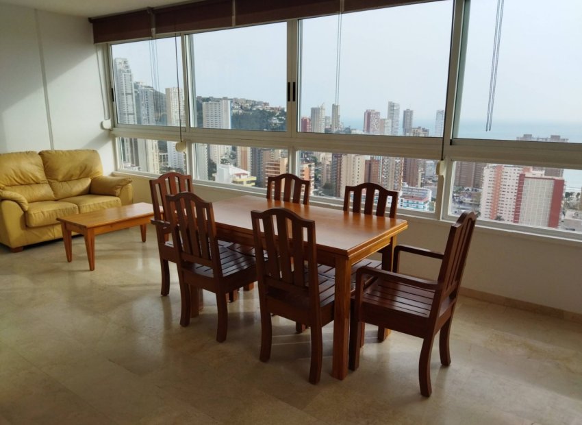 Amplio apartamento con vistas al mar y lujosas comodidades en Benidorm, Rincón de Loix