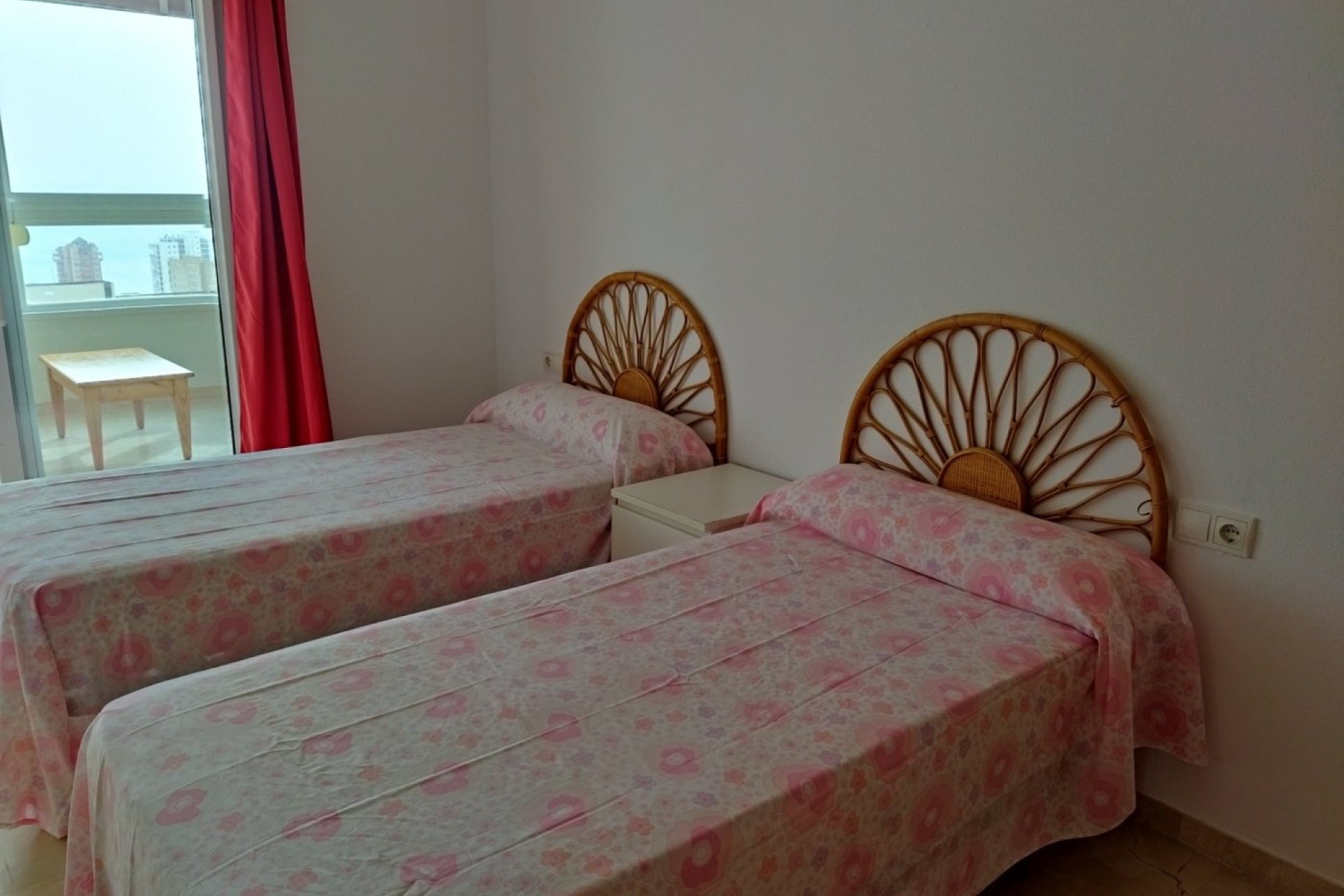 Amplio apartamento con vistas al mar y lujosas comodidades en Benidorm, Rincón de Loix