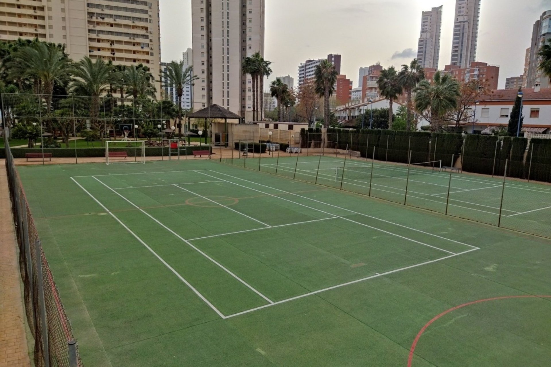 Amplio apartamento con vistas al mar y lujosas comodidades en Benidorm, Rincón de Loix