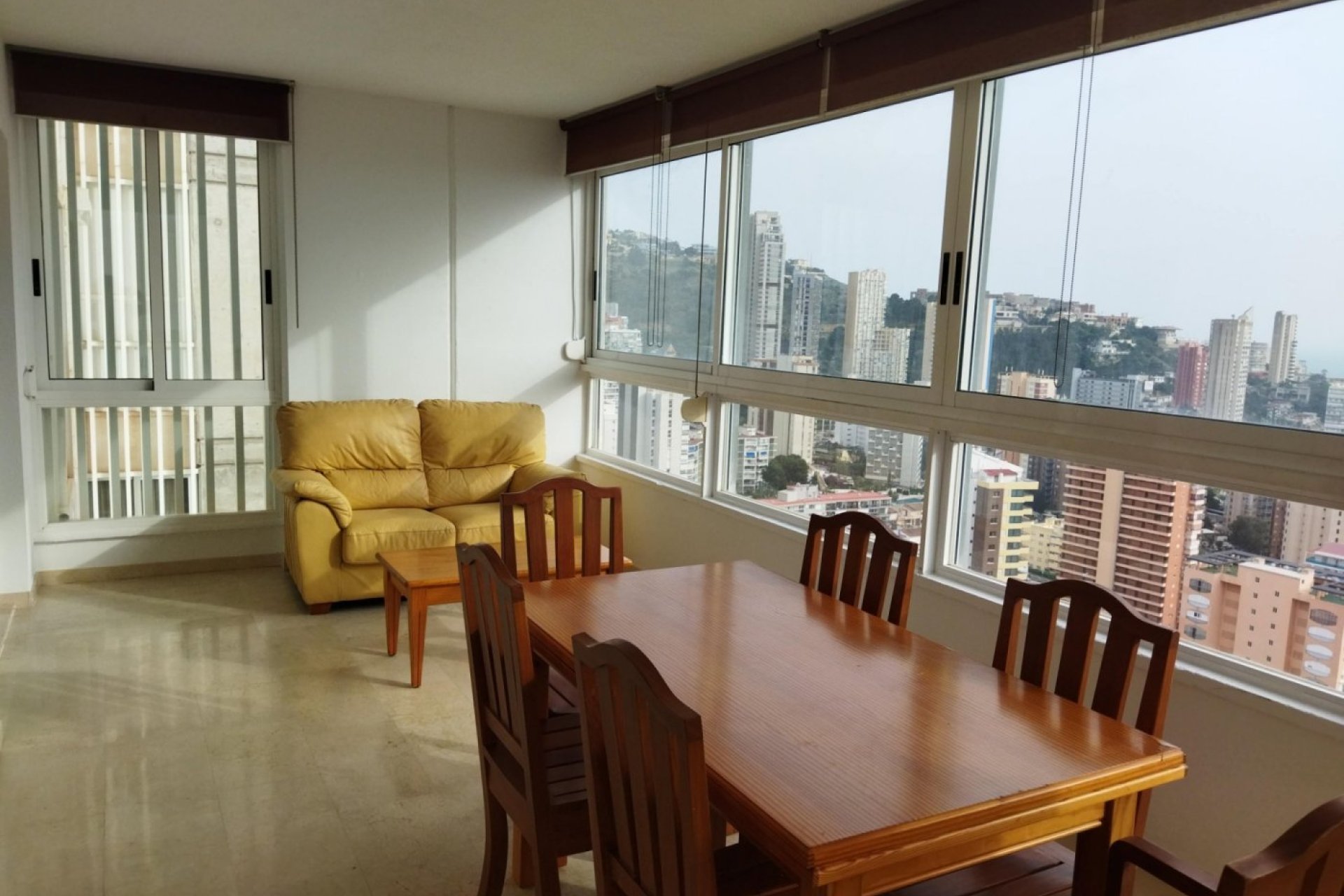 Amplio apartamento con vistas al mar y lujosas comodidades en Benidorm, Rincón de Loix