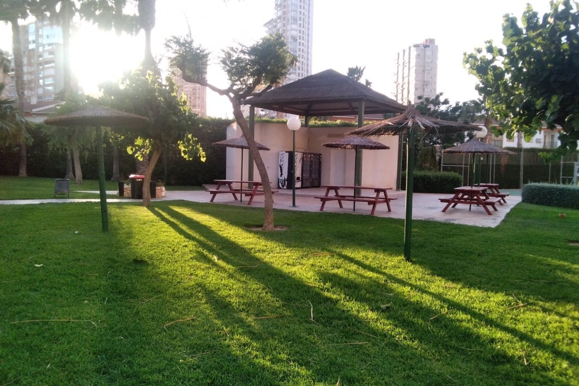 Amplio apartamento con vistas al mar y lujosas comodidades en Benidorm, Rincón de Loix