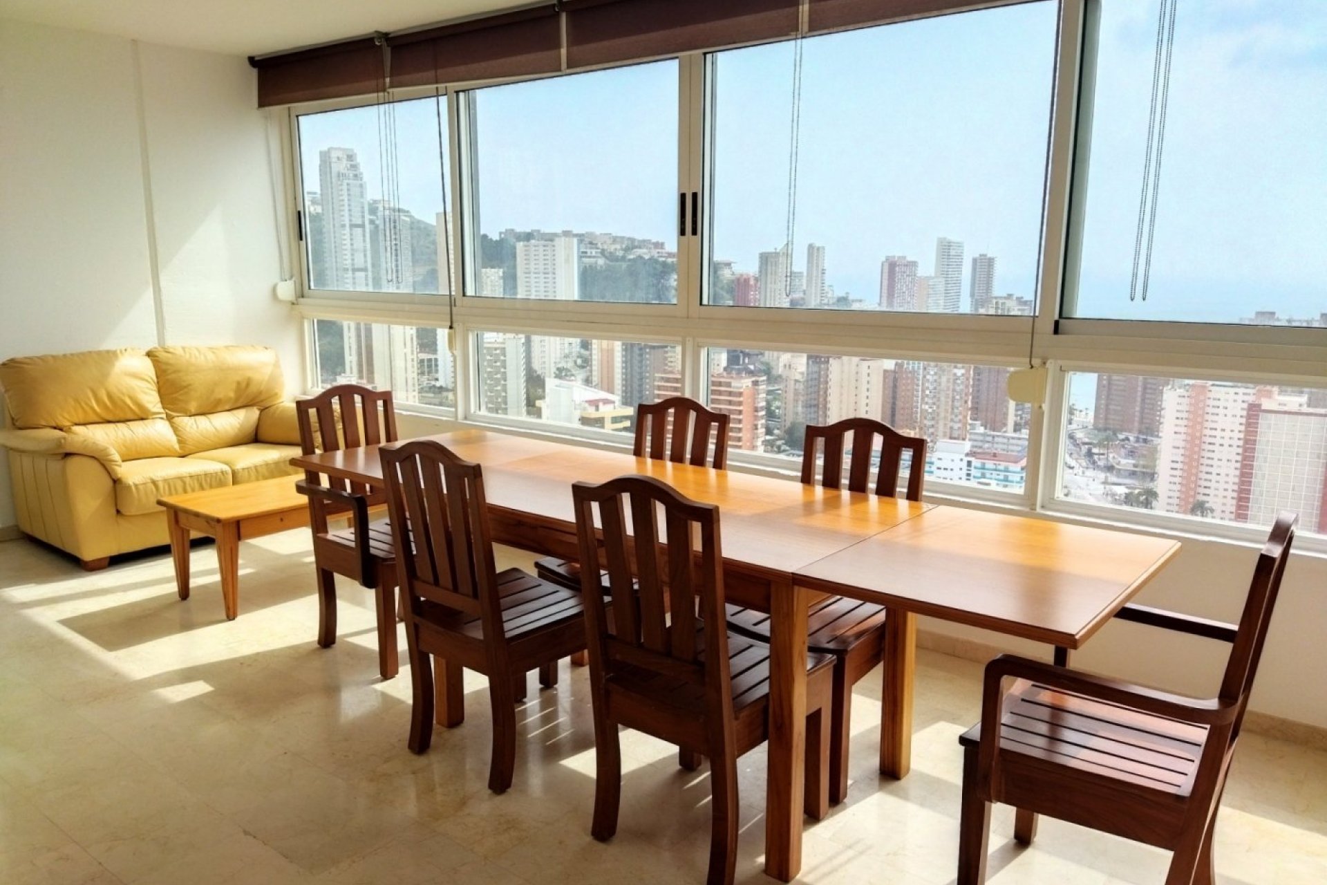 Amplio apartamento con vistas al mar y lujosas comodidades en Benidorm, Rincón de Loix