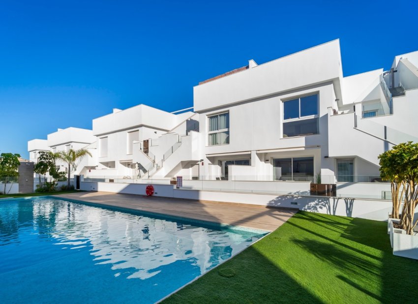 Amplio apartamento de 3 dormitorios con piscina en el corazón de Los Montesinos