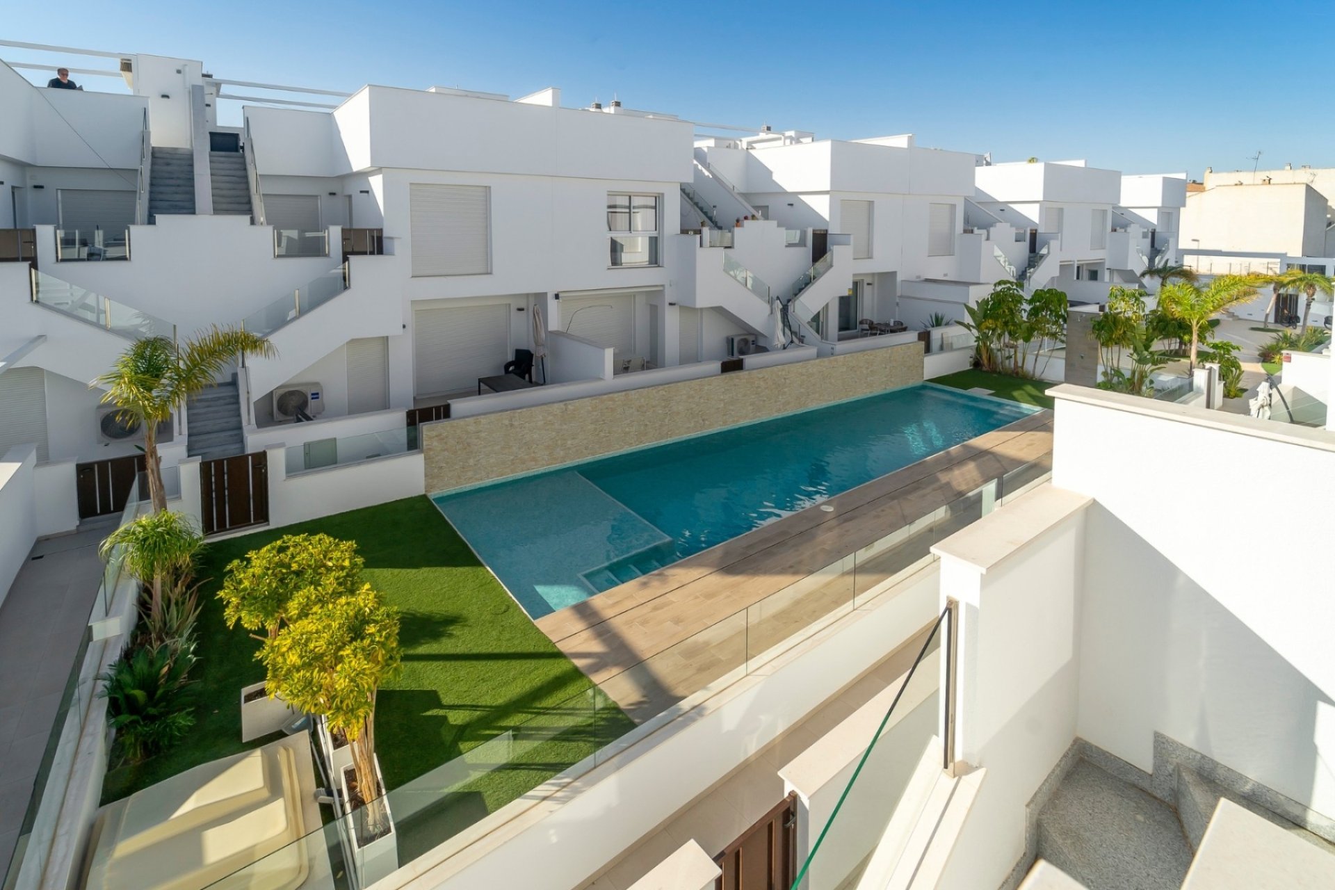 Amplio apartamento de 3 dormitorios con piscina en el corazón de Los Montesinos