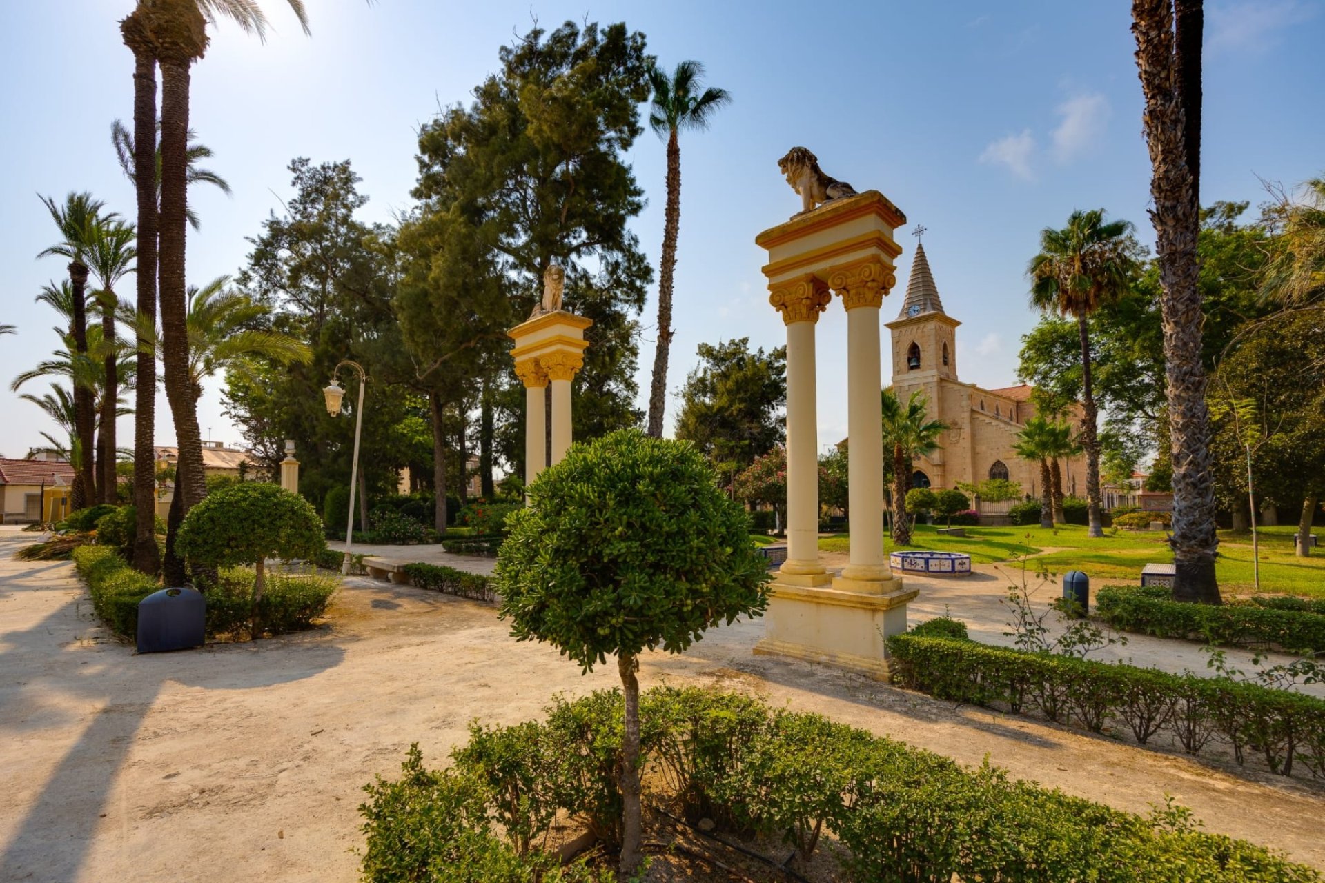 Amplio apartamento de 3 dormitorios en el centro de Jacarilla, con balcón y ascensor