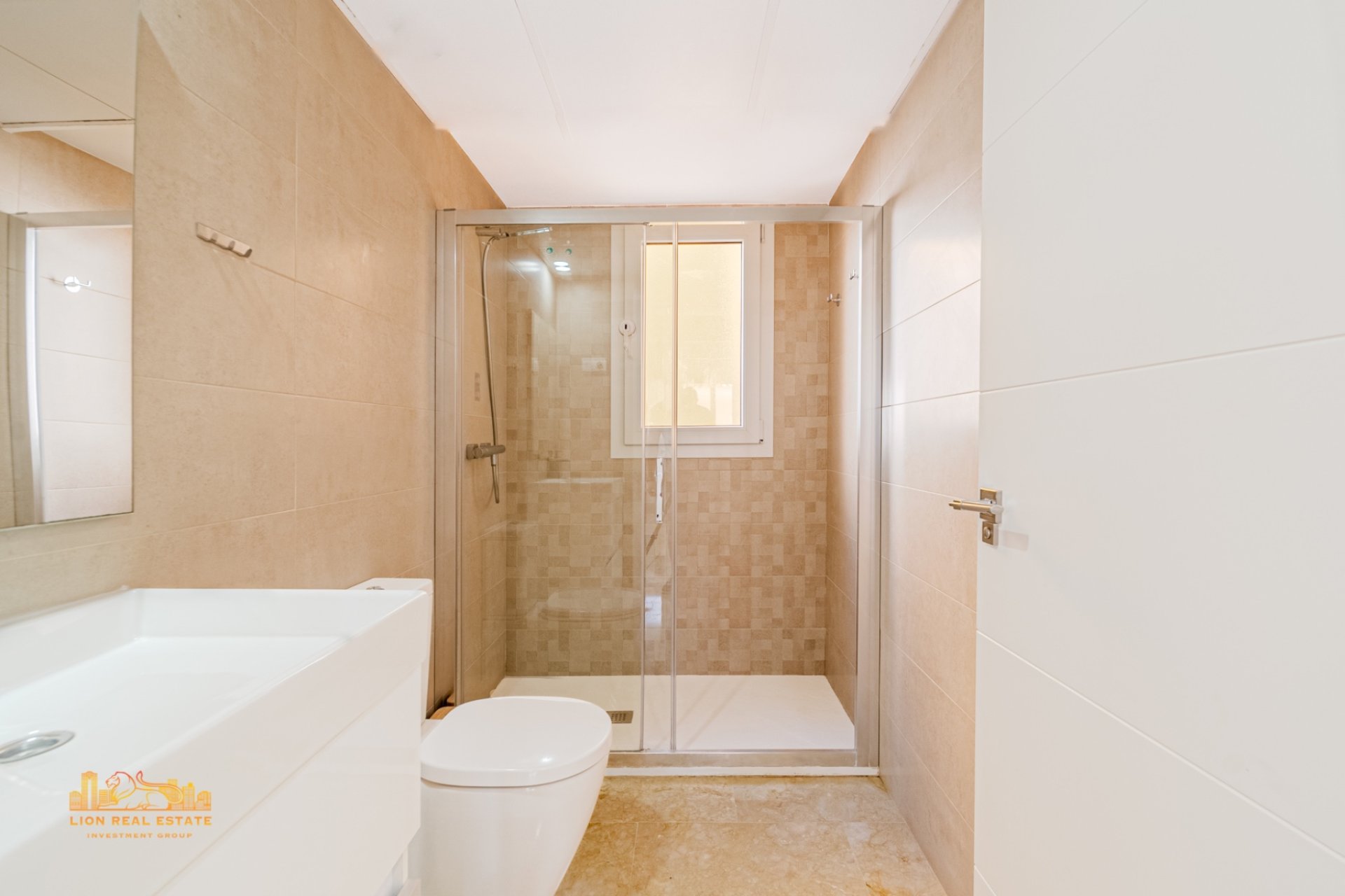 Amplio apartamento de 3 dormitorios en venta en La Recoleta, Punta Prima