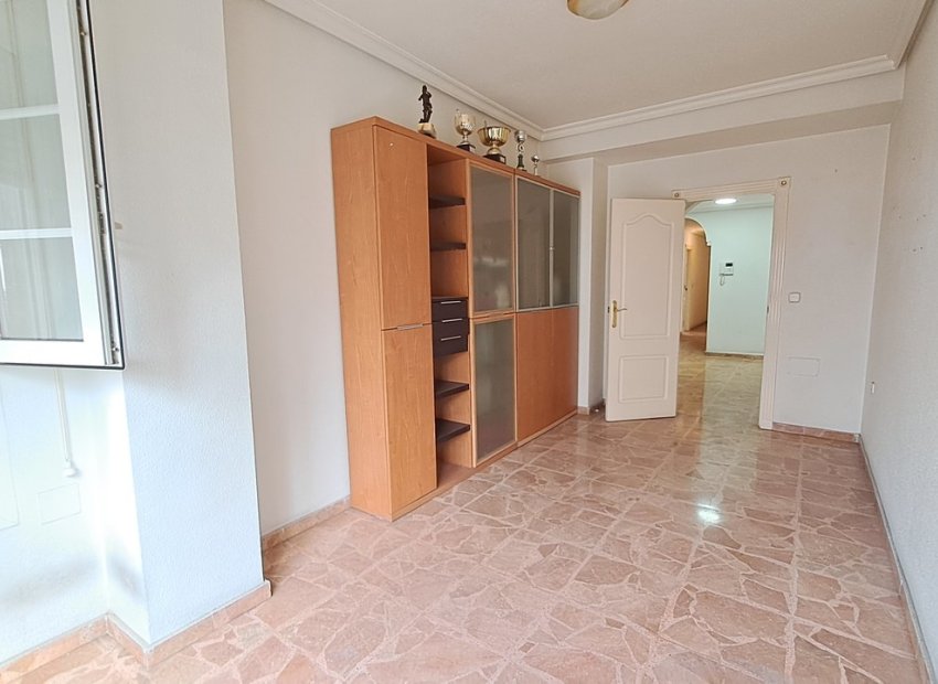 Amplio apartamento de 5 dormitorios en el centro de Torrevieja, cerca de la playa