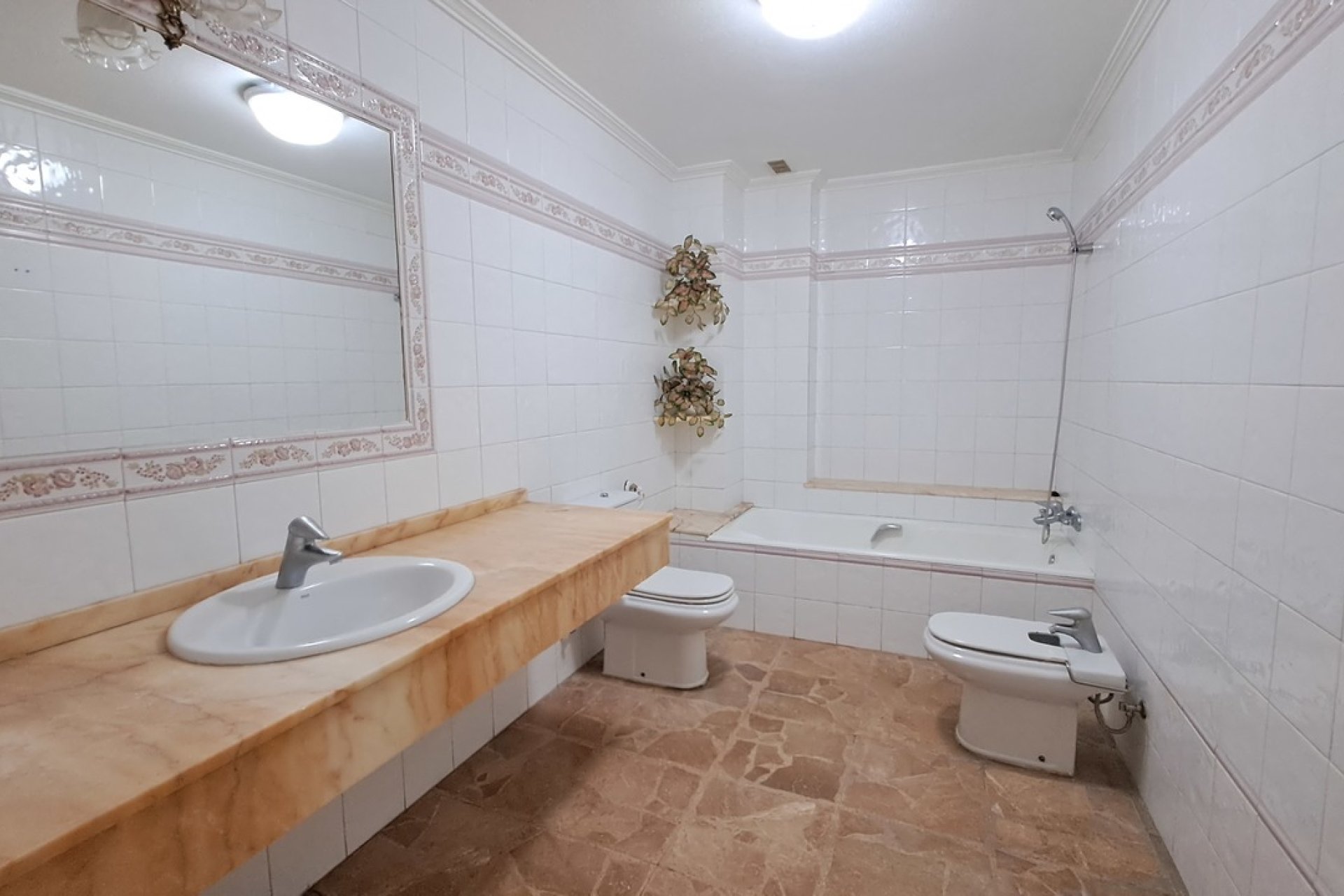 Amplio apartamento de 5 dormitorios en el centro de Torrevieja, cerca de la playa