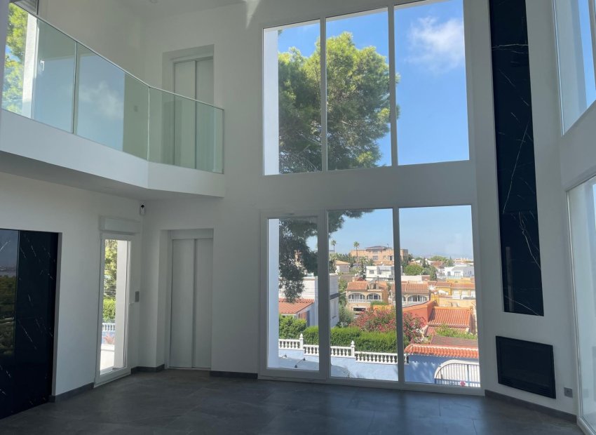 Amplio chalet de 6 dormitorios en Torrevieja con piscina privada
