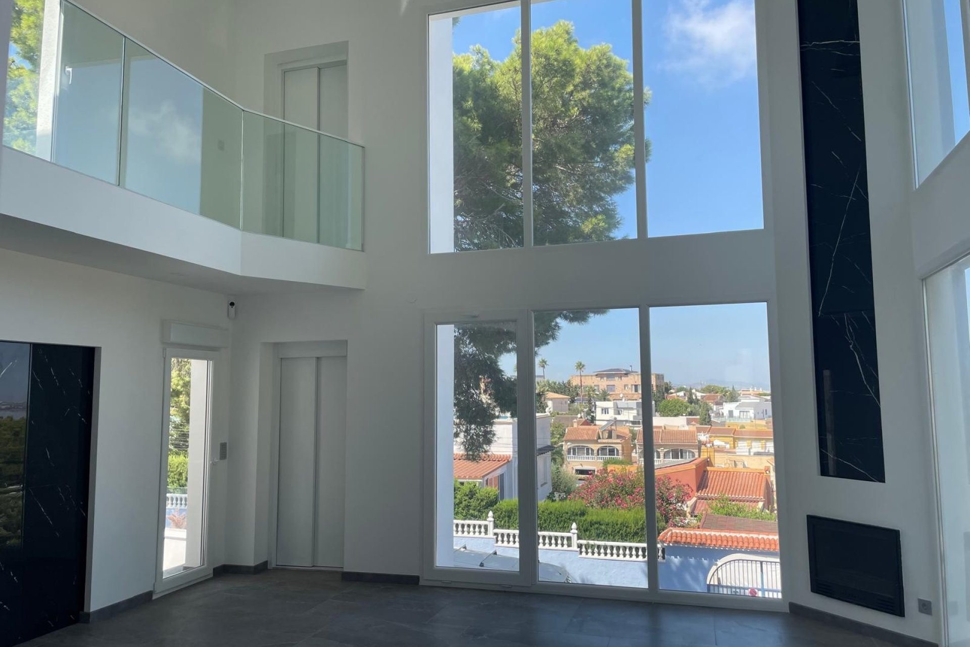 Amplio chalet de 6 dormitorios en Torrevieja con piscina privada